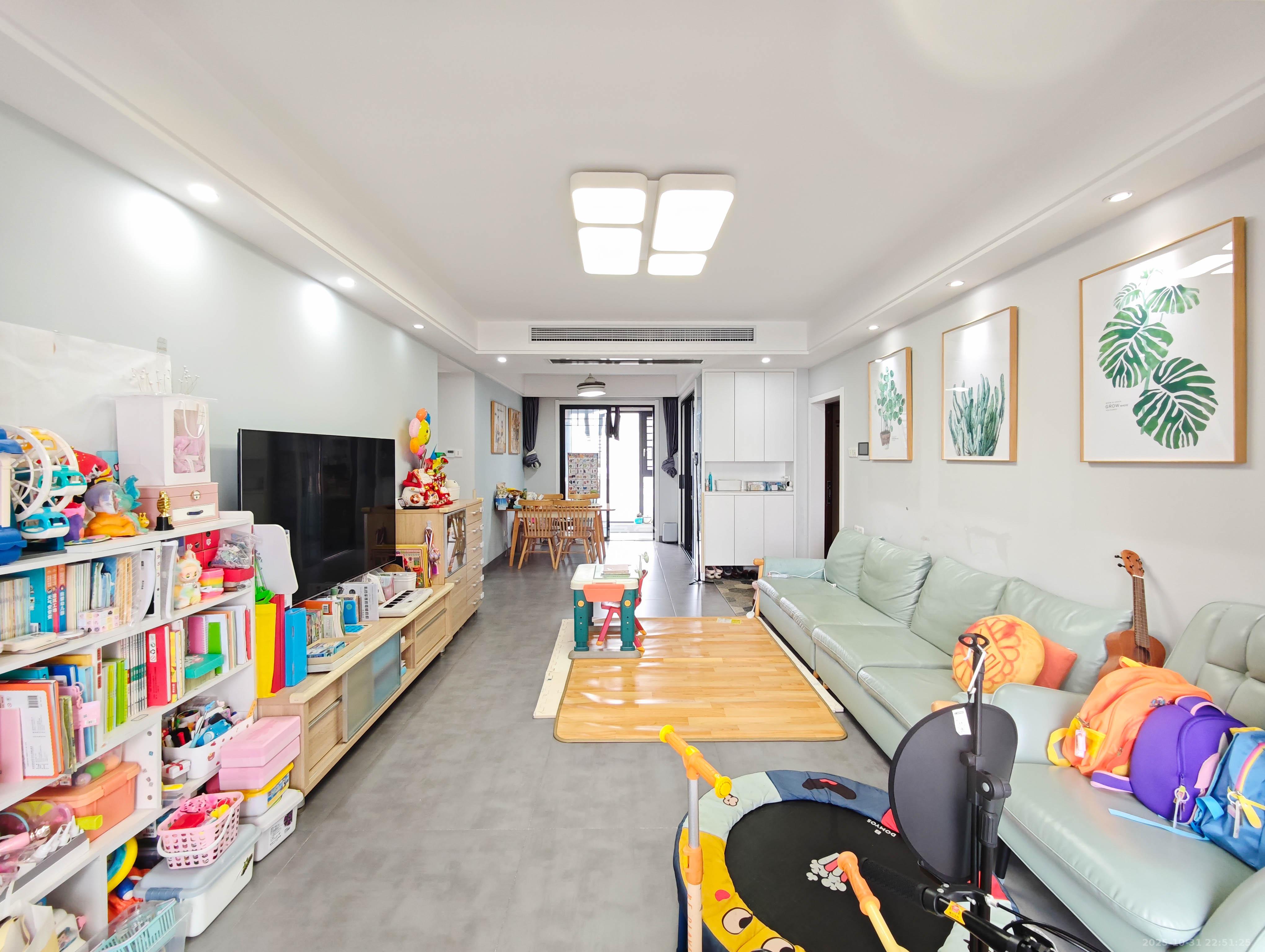 中建嘉和城  3室2厅2卫    113.5万客厅