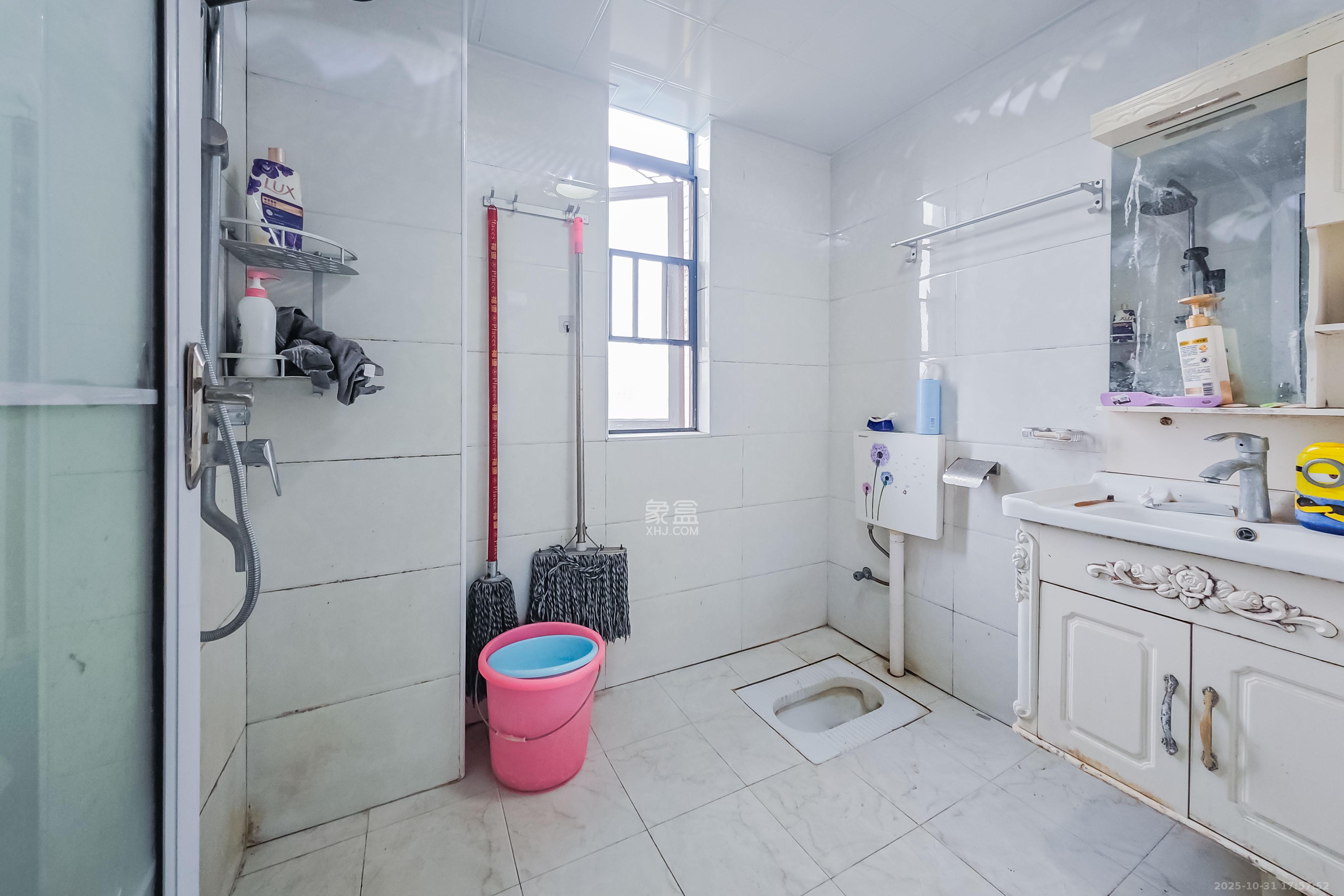 兴旺双铁城  2室2厅1卫    90.0万卫生间