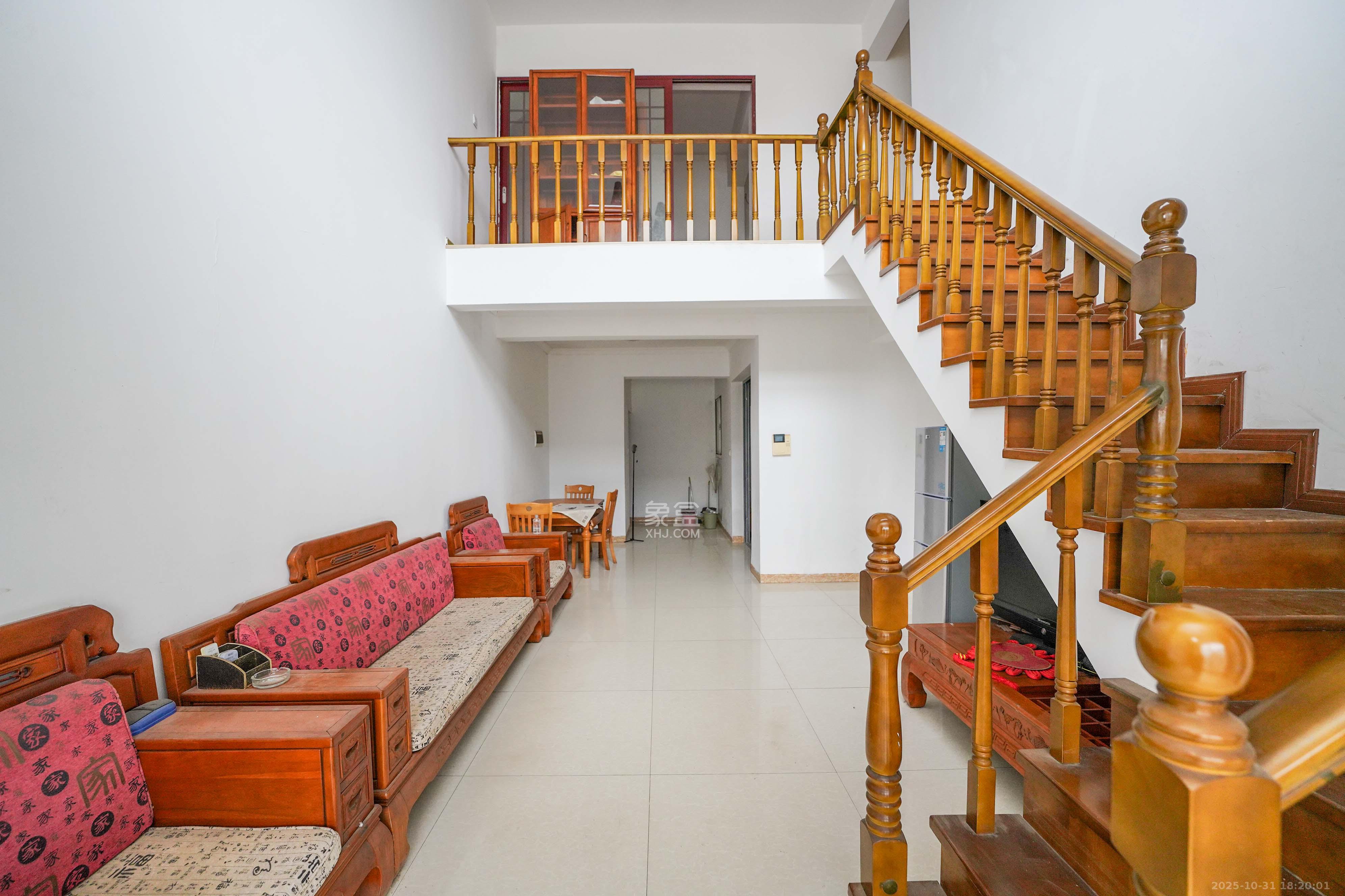 南郡雅园  4室2厅2卫    62.0万客厅