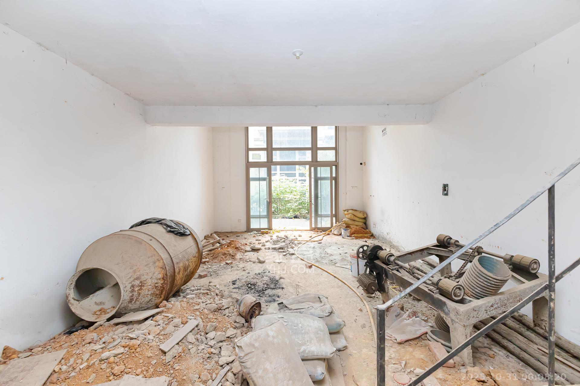 盈峰翠邸  4室3厅1卫    168.0万客厅