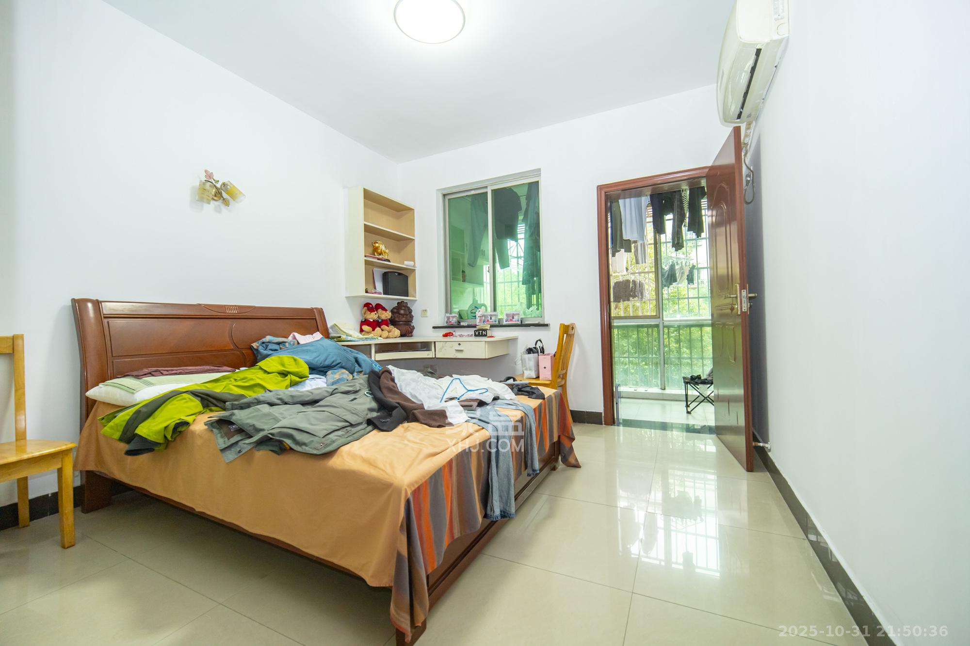 中南汽车世界 2室2厅1卫 35.0万 中南汽车世界 2室2厅1卫 35.0万卧室