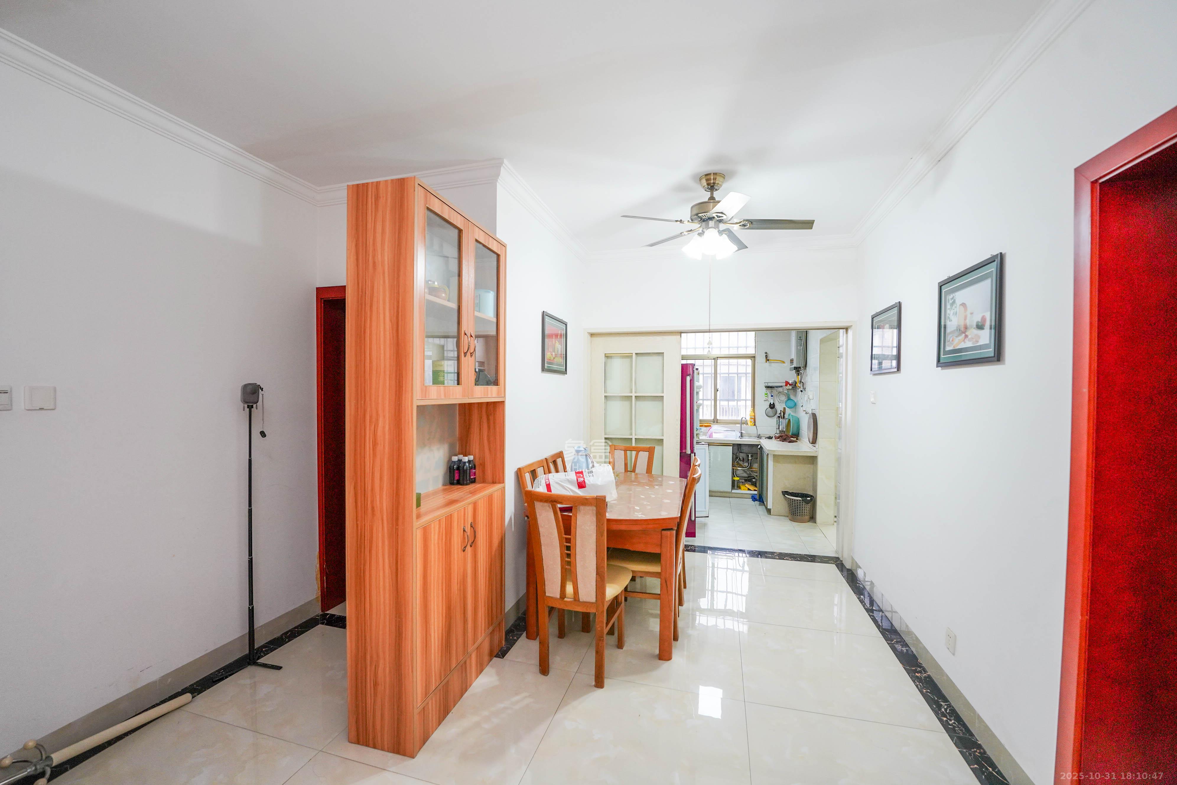 三城花苑(一,二,三期)  2室2厅1卫    28.0万 三城花苑(一,二,三期)  2室2厅1卫    28.0万客厅