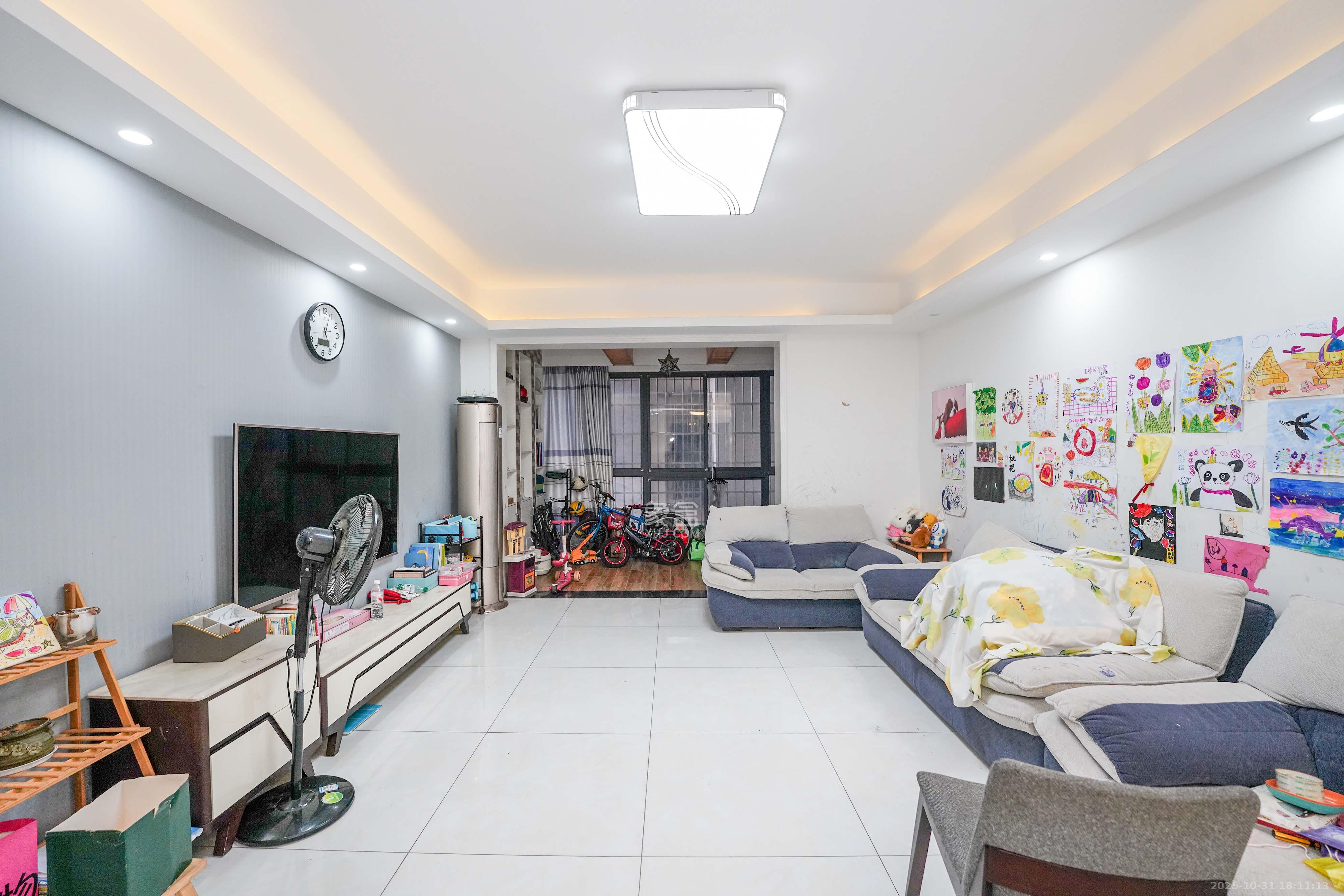 黑金时代广场 4室2厅2卫 98.0万 黑金时代广场 4室2厅2卫 98.0万客厅