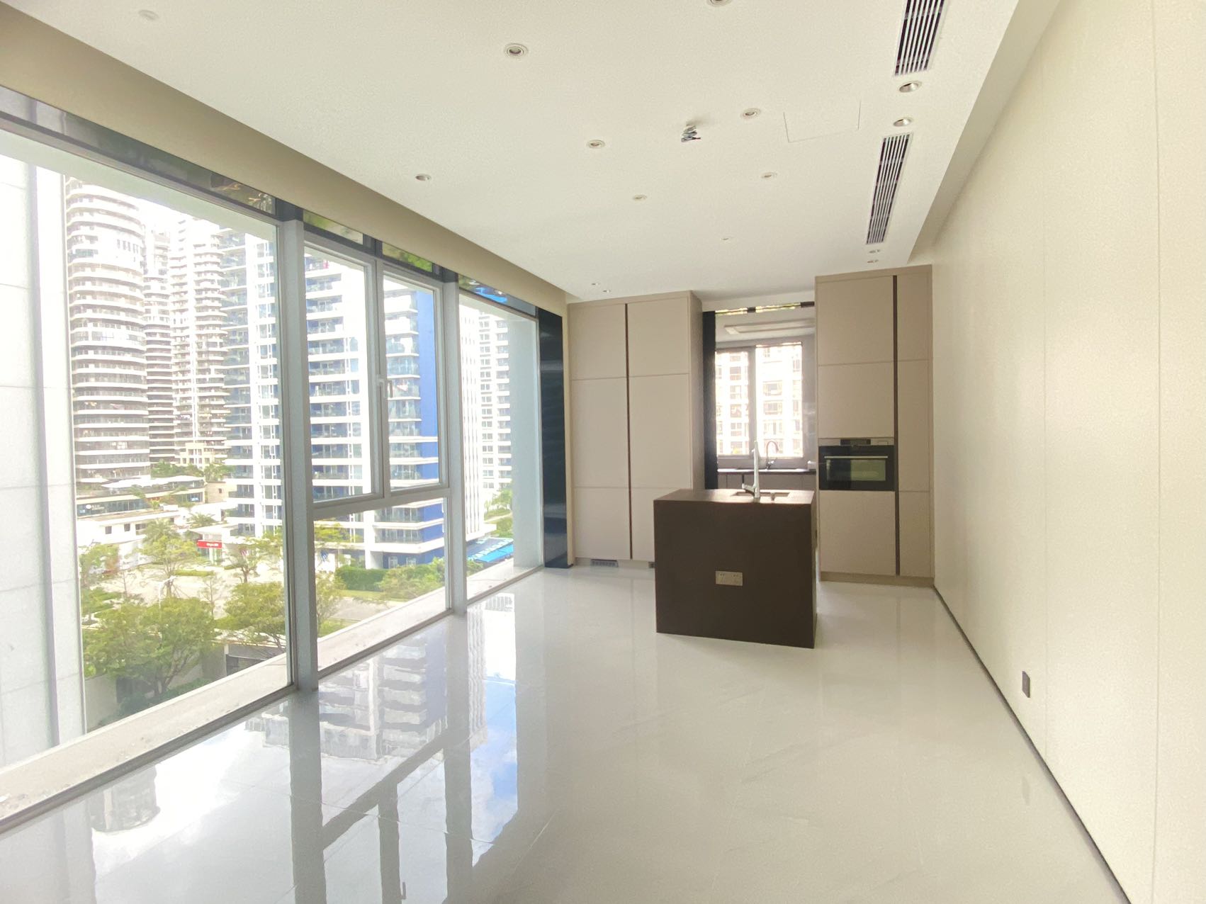 罗牛山玖悦台  4室2厅5卫    820.0万客厅