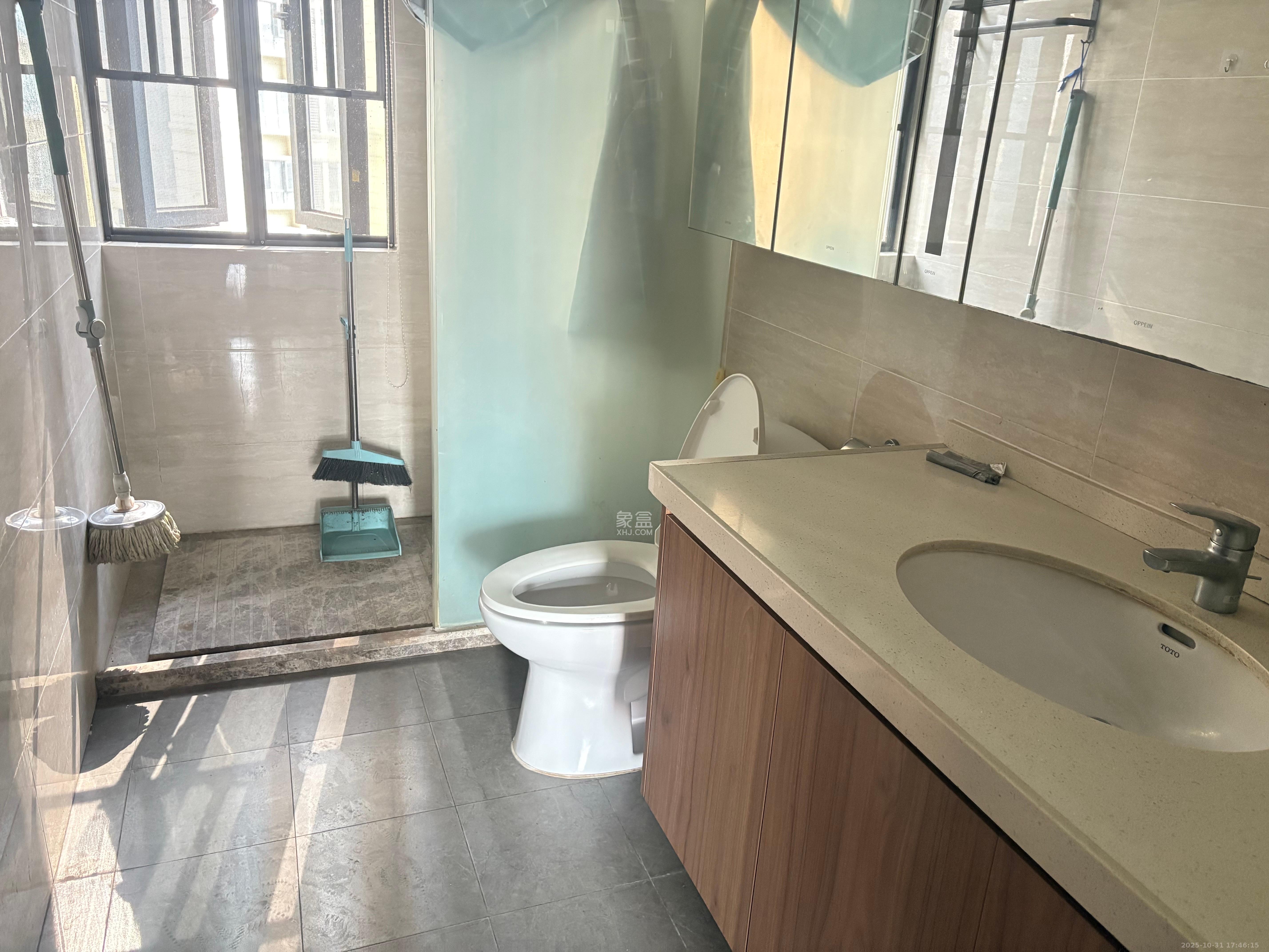 荣泰广场 3室2厅2卫 2600.0元/月 荣泰广场 3室2厅2卫 2600.0元/月室内图