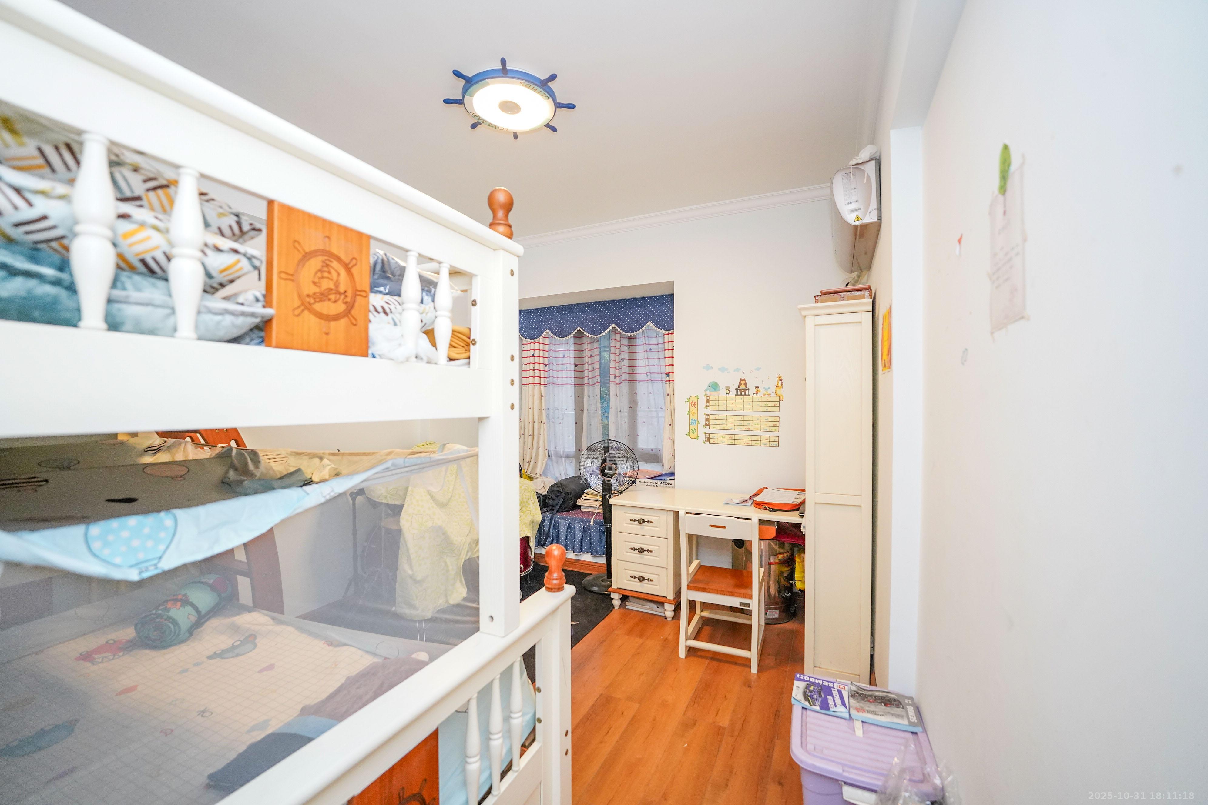 黑金时代广场 4室2厅2卫 98.0万 黑金时代广场 4室2厅2卫 98.0万卧室