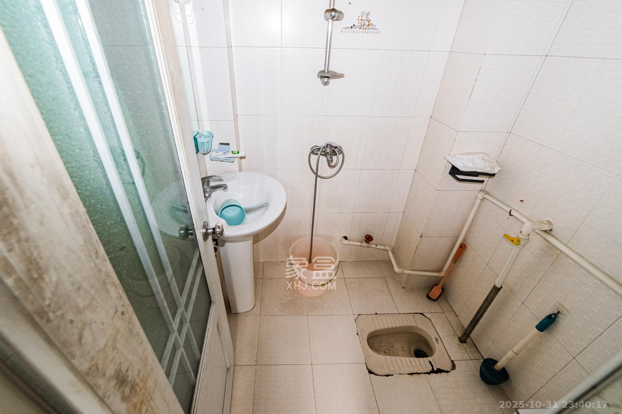 玲珑阁(陈家湖社区) 3室2厅2卫 72.0万 玲珑阁(陈家湖社区) 3室2厅2卫 72.0万卫生间