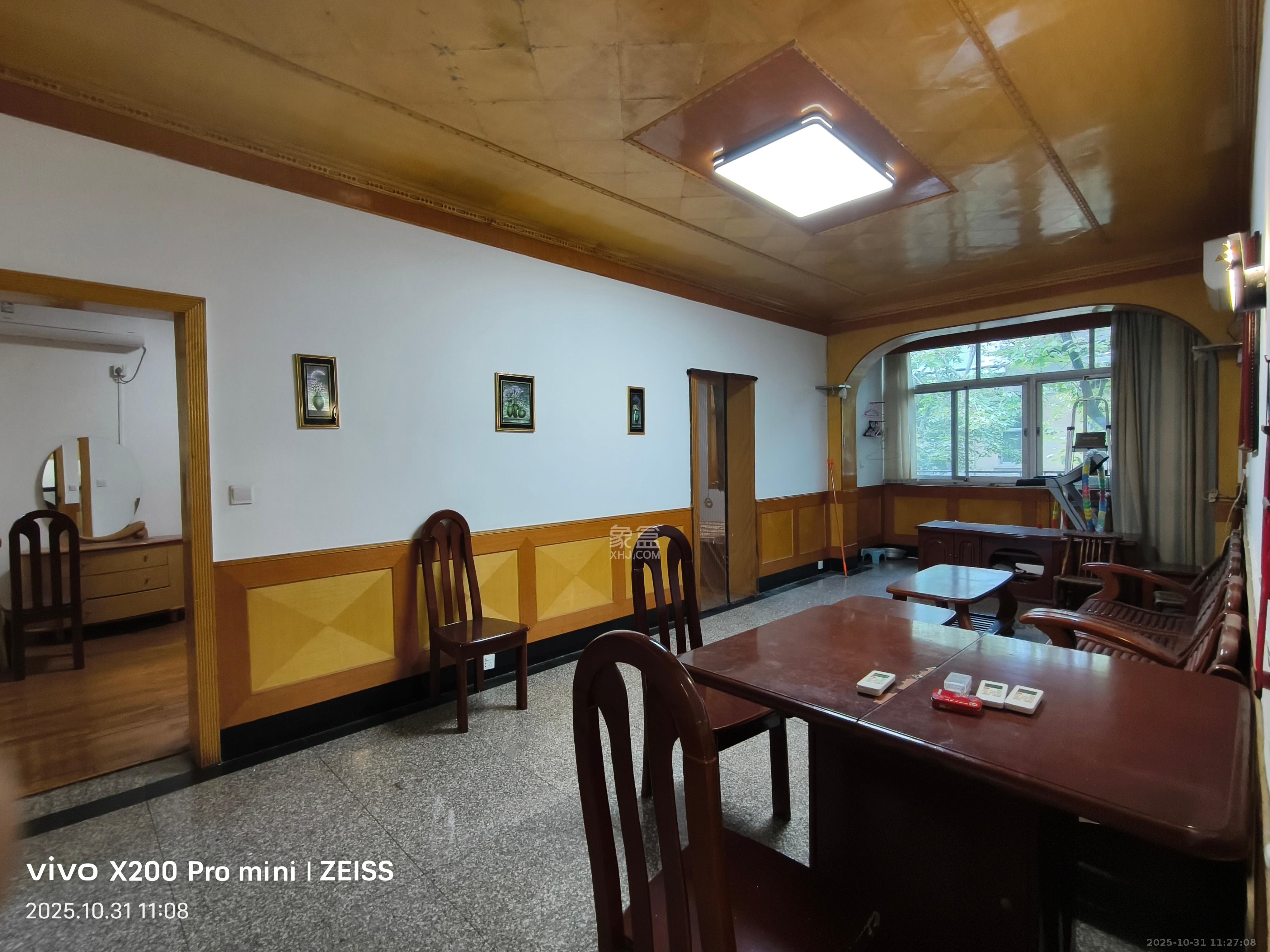 湘雅医院职工宿舍南院  3室1厅1卫    2400.0元/月