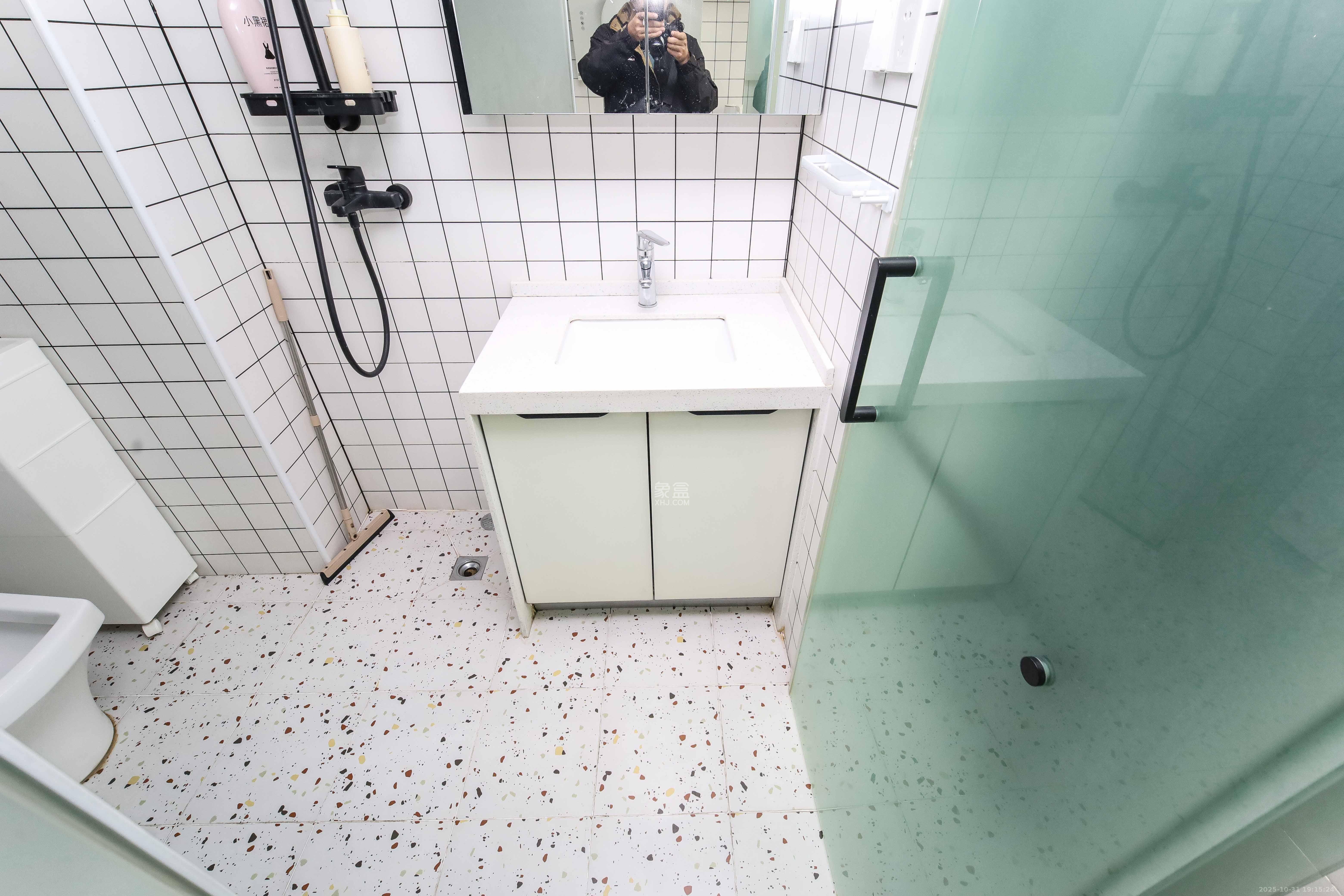 东盈商业广场(华泉城市广场)  1室1厅1卫   50.00万 东盈商业广场(华泉城市广场)  1室1厅1卫   50.00万卫生间