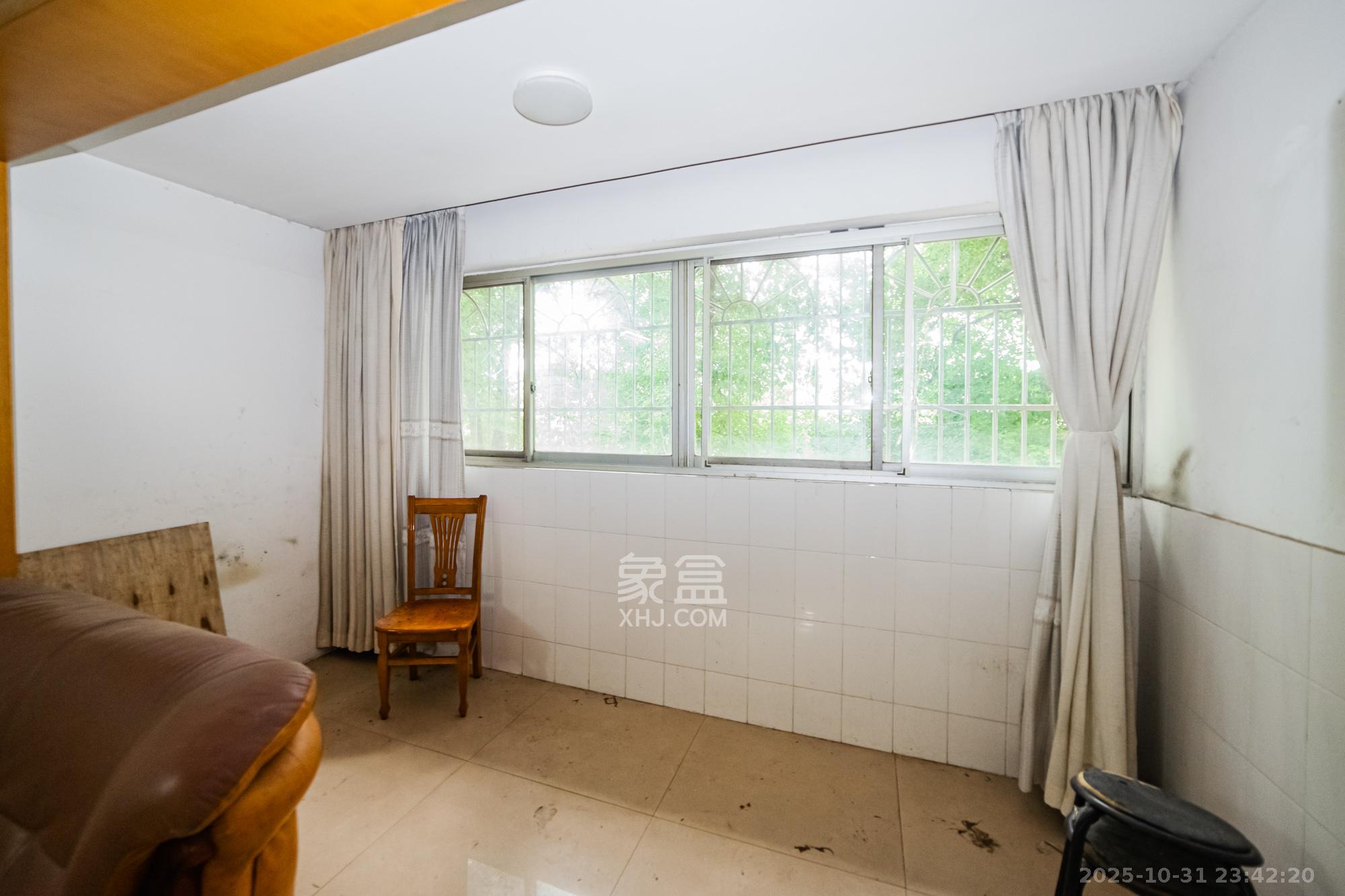 丽都苑  4室2厅2卫    77.0万阳台