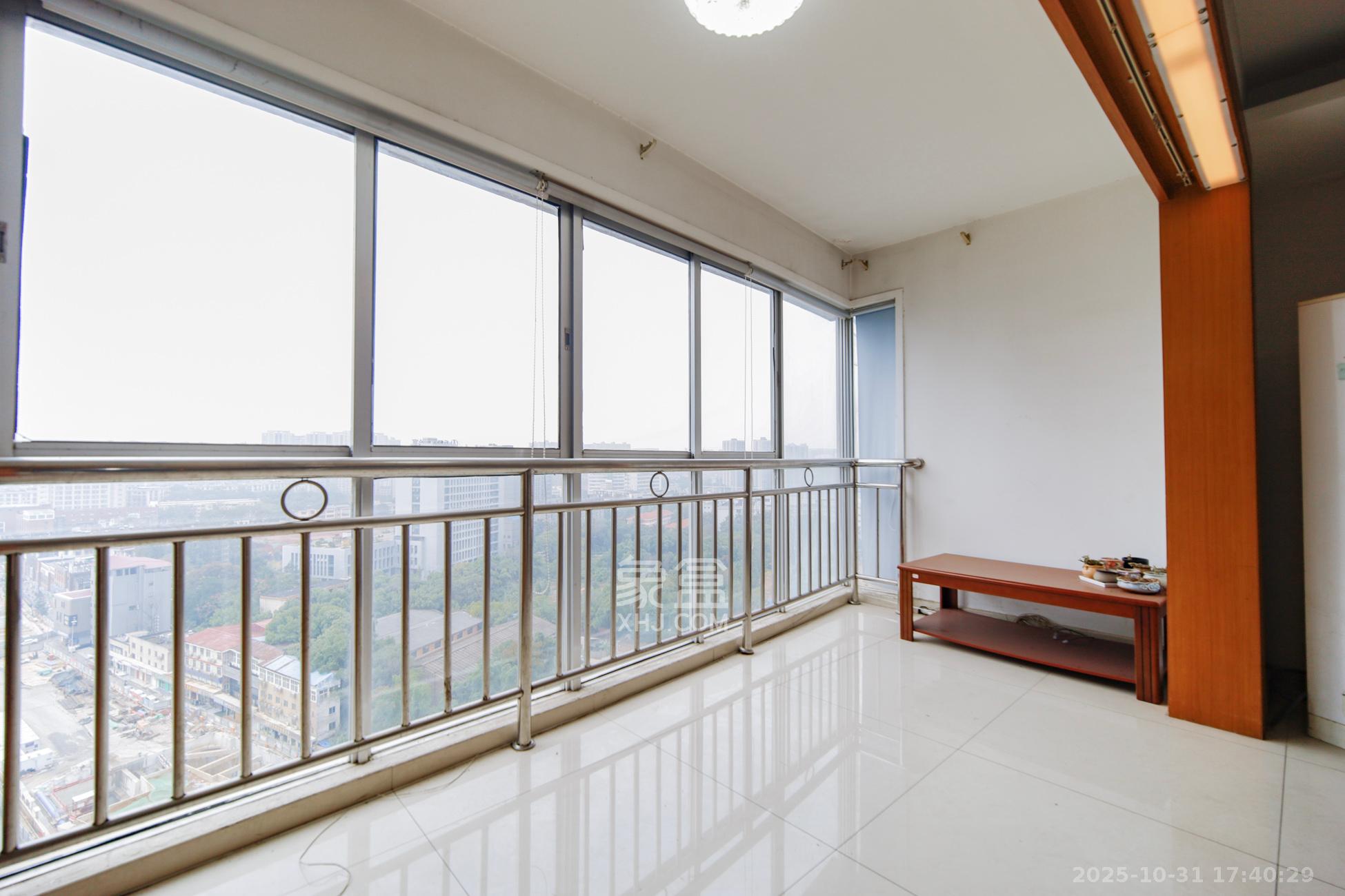 路桥大厦  4室2厅2卫    125.0万阳台