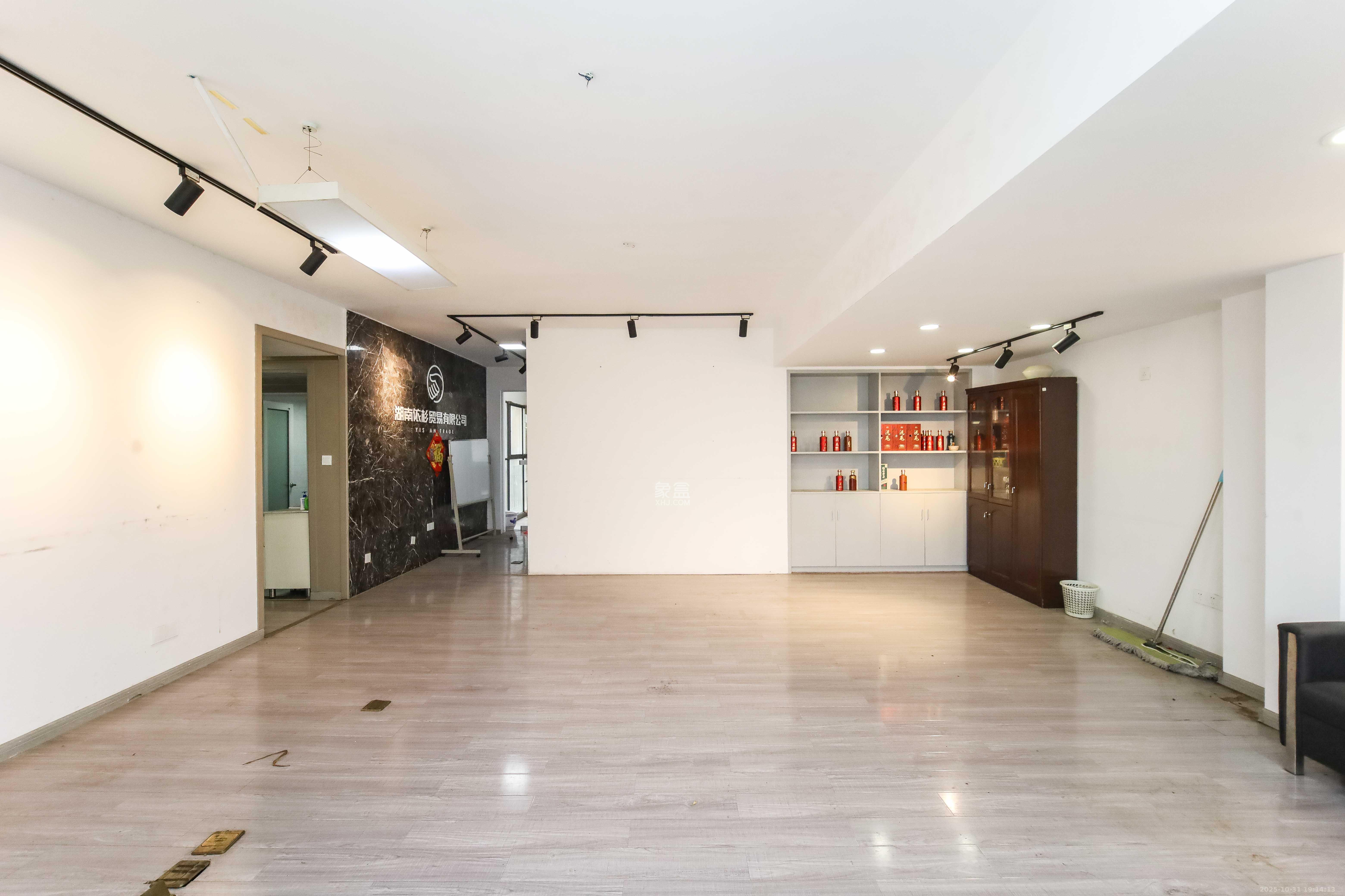 东方芙蓉  4室2厅1卫    116.0万客厅