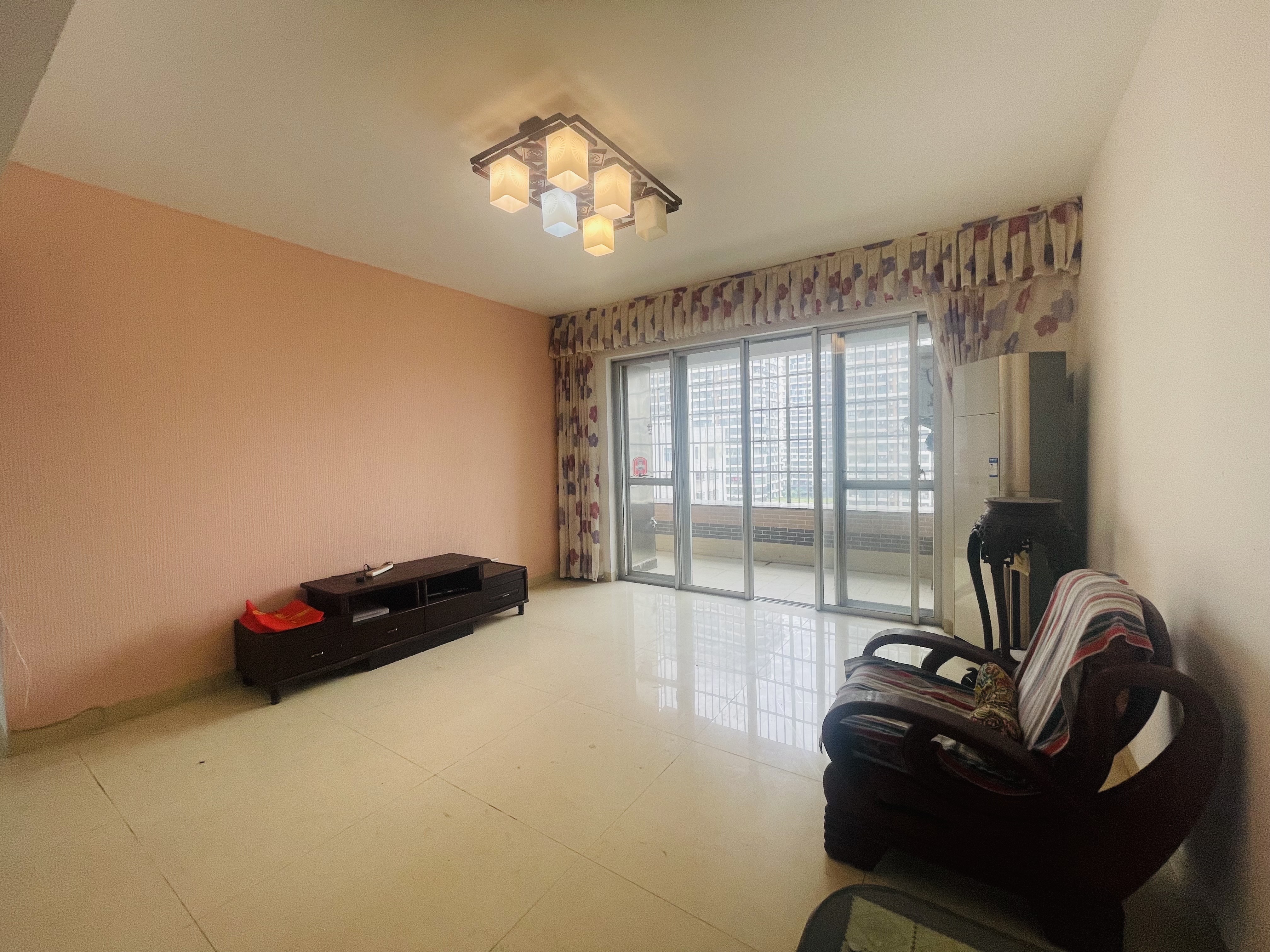 利亨花园  3室2厅2卫    185.0万 利亨花园  3室2厅2卫    185.0万客厅