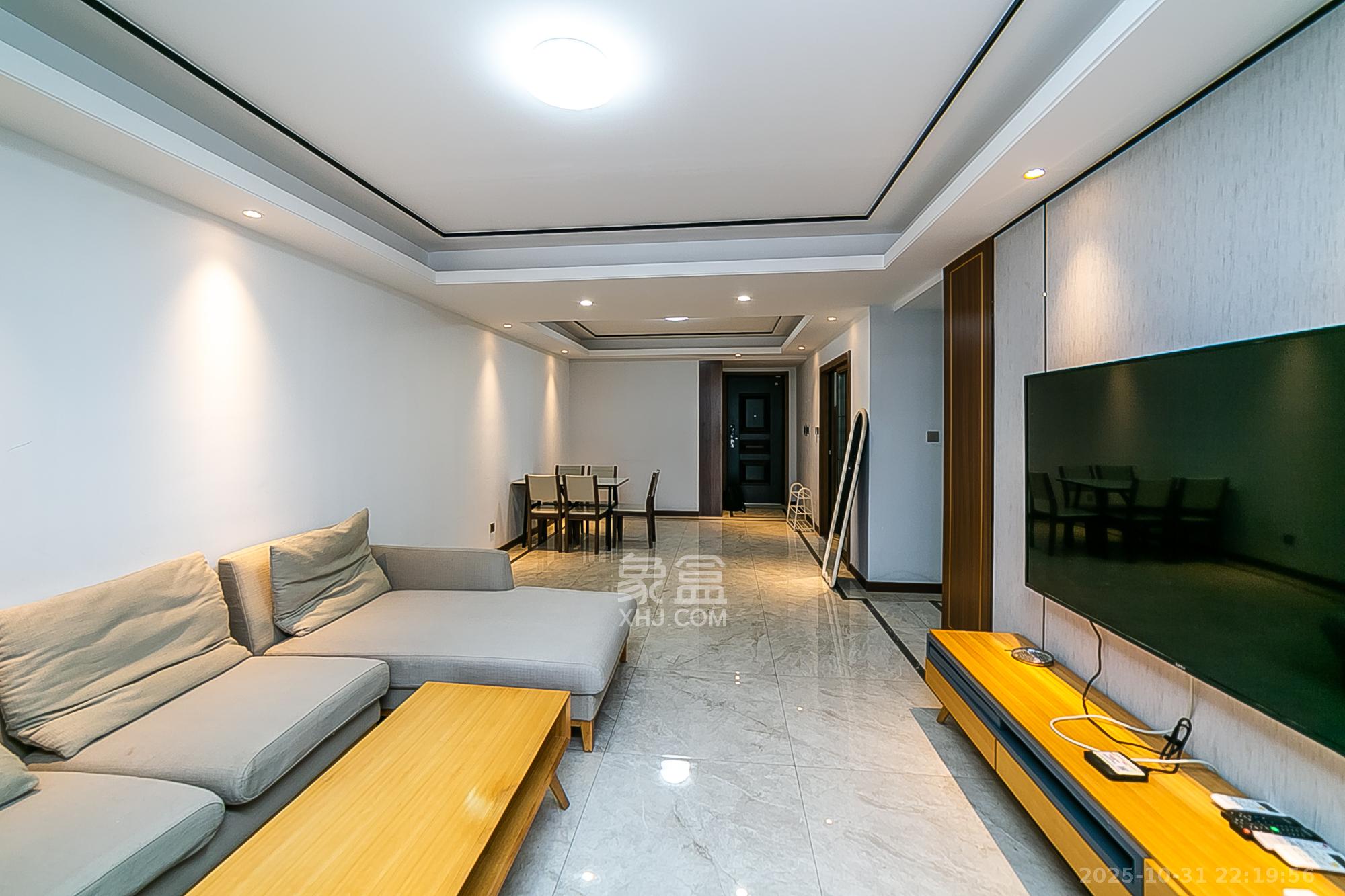 中国铁建金色蓝庭  3室2厅2卫    125.0万客厅