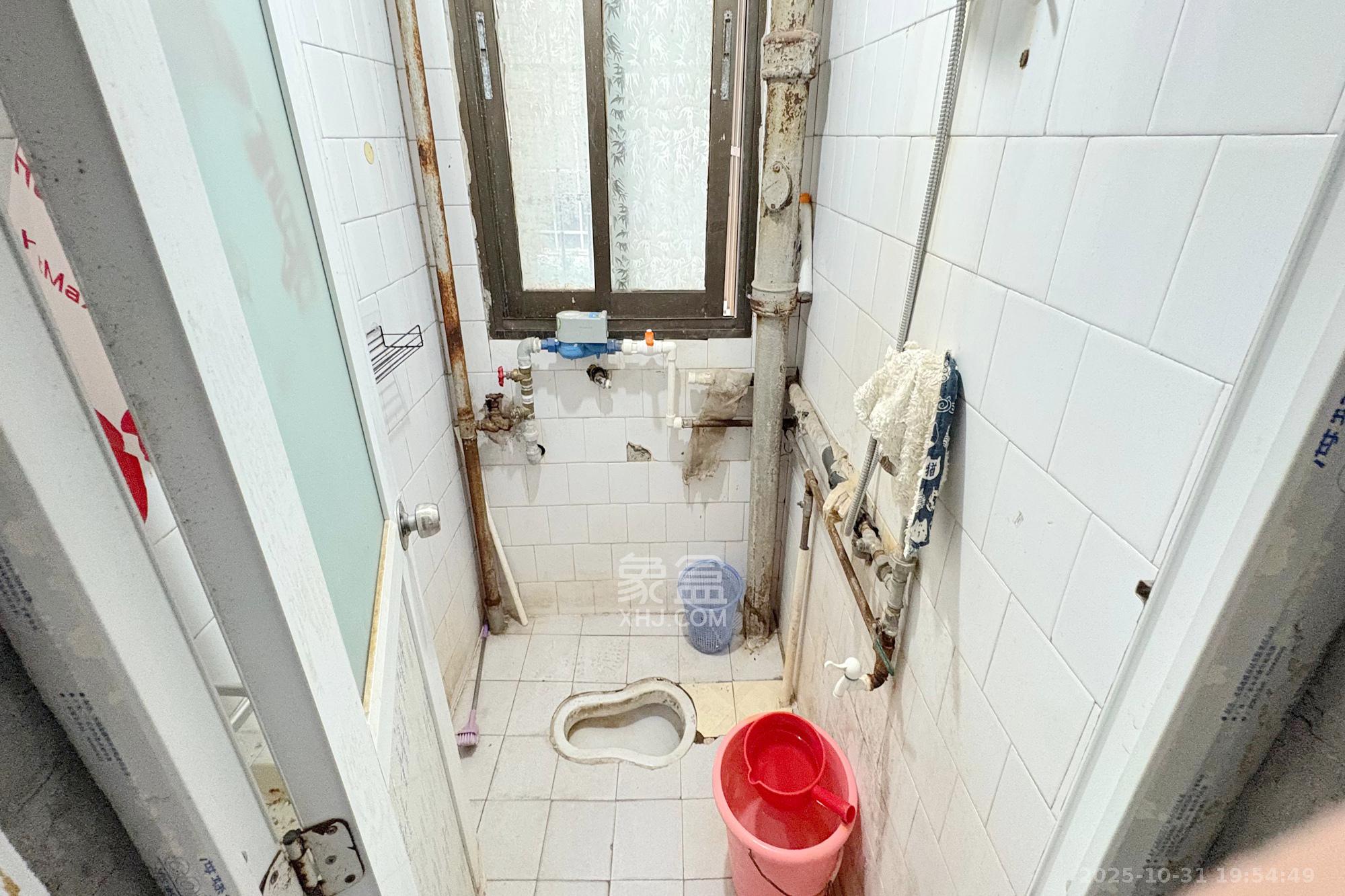 燕山街社区  3室1厅1卫    50.0万卫生间