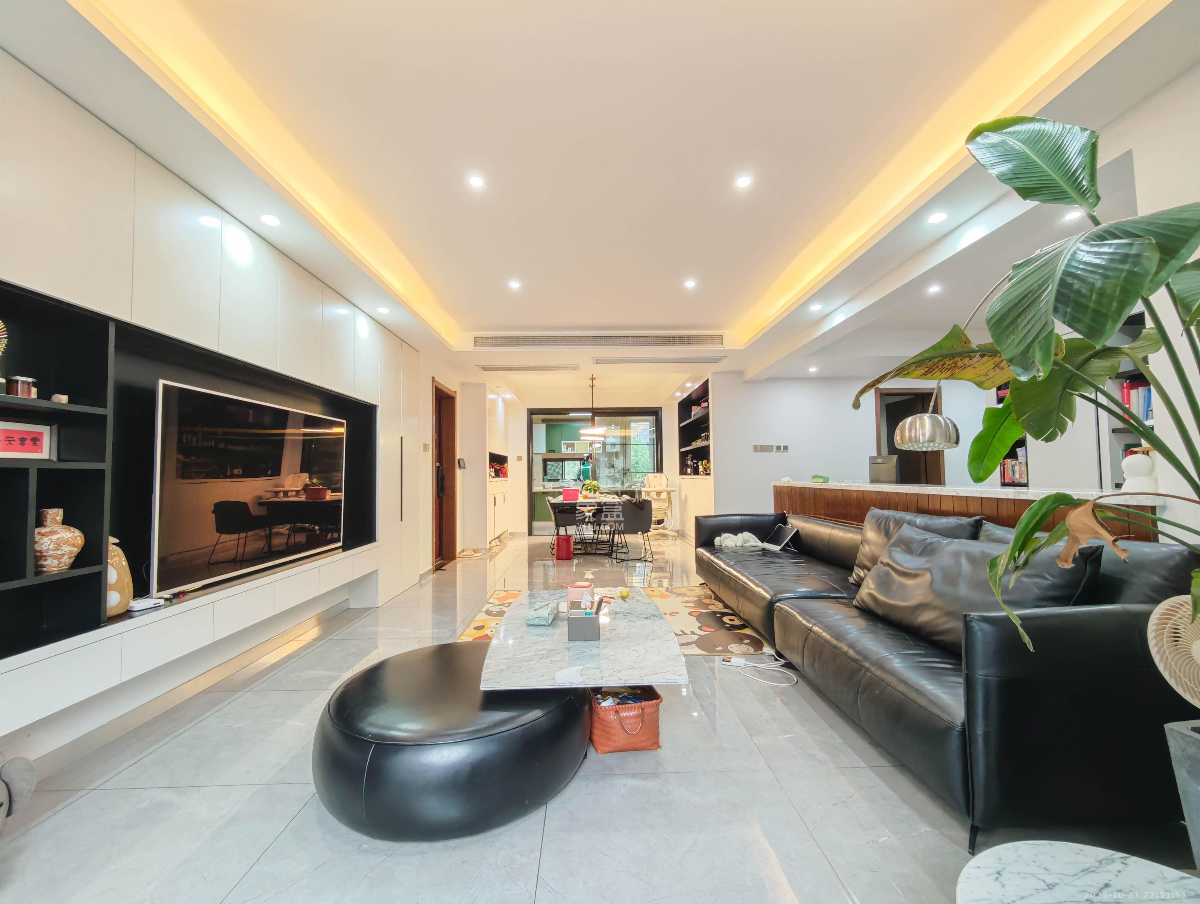 保利城(中航城国际社区、郡原美村) 4室2厅2卫 178.0万 保利城(中航城国际社区、郡原美村) 4室2厅2卫 178.0万客厅