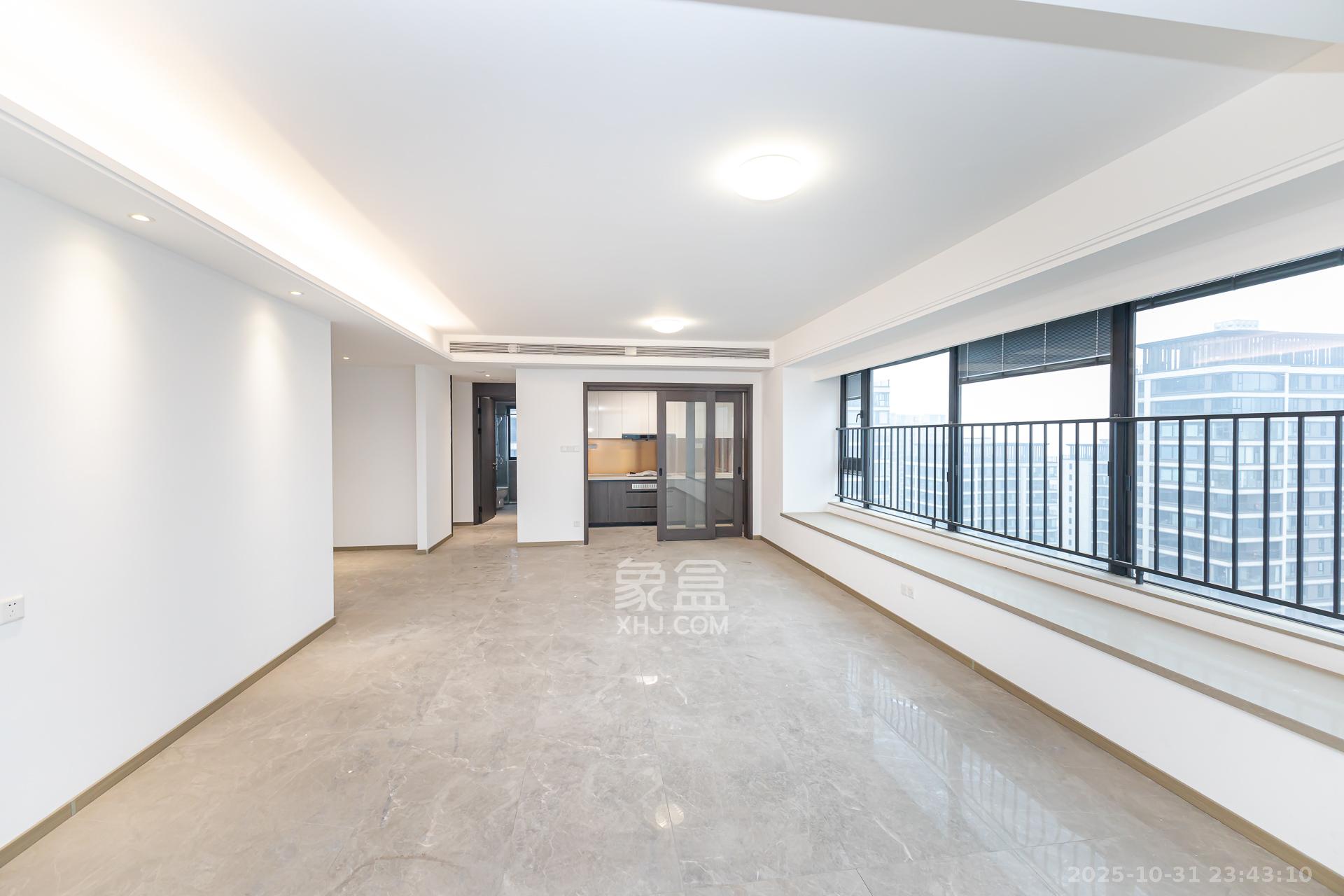 越秀湘江星汇城三期  4室2厅3卫    245.0万客厅