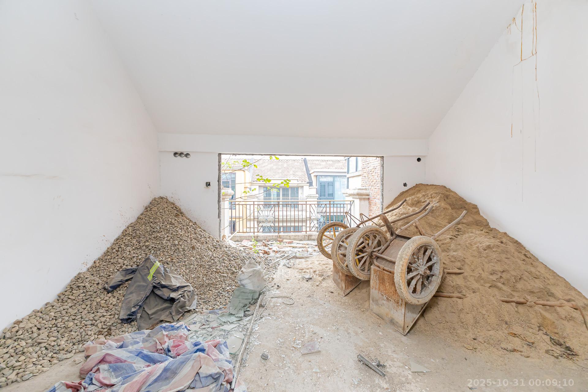 盈峰翠邸  4室3厅1卫    168.0万卧室