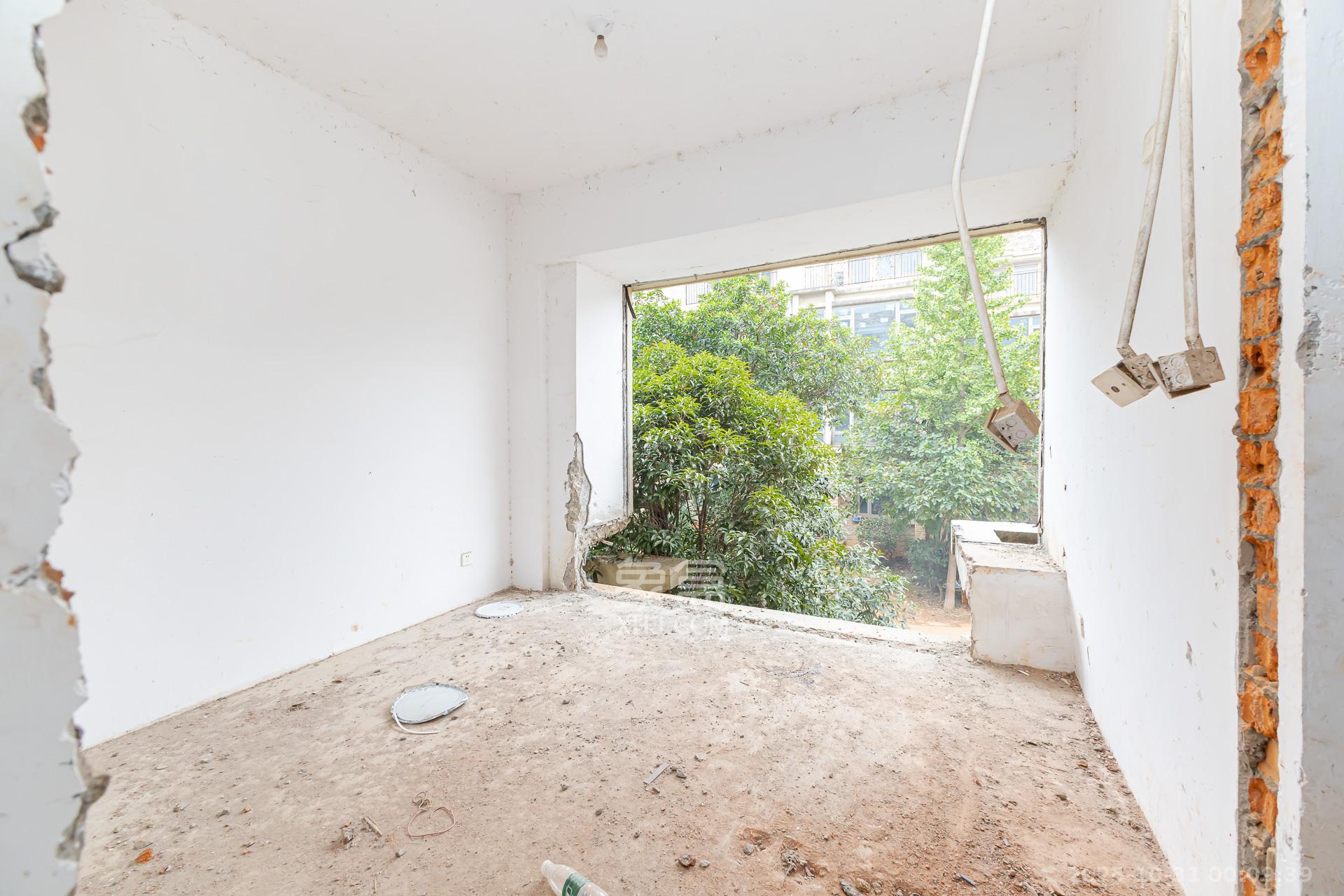 盈峰翠邸  4室3厅1卫    168.0万卧室