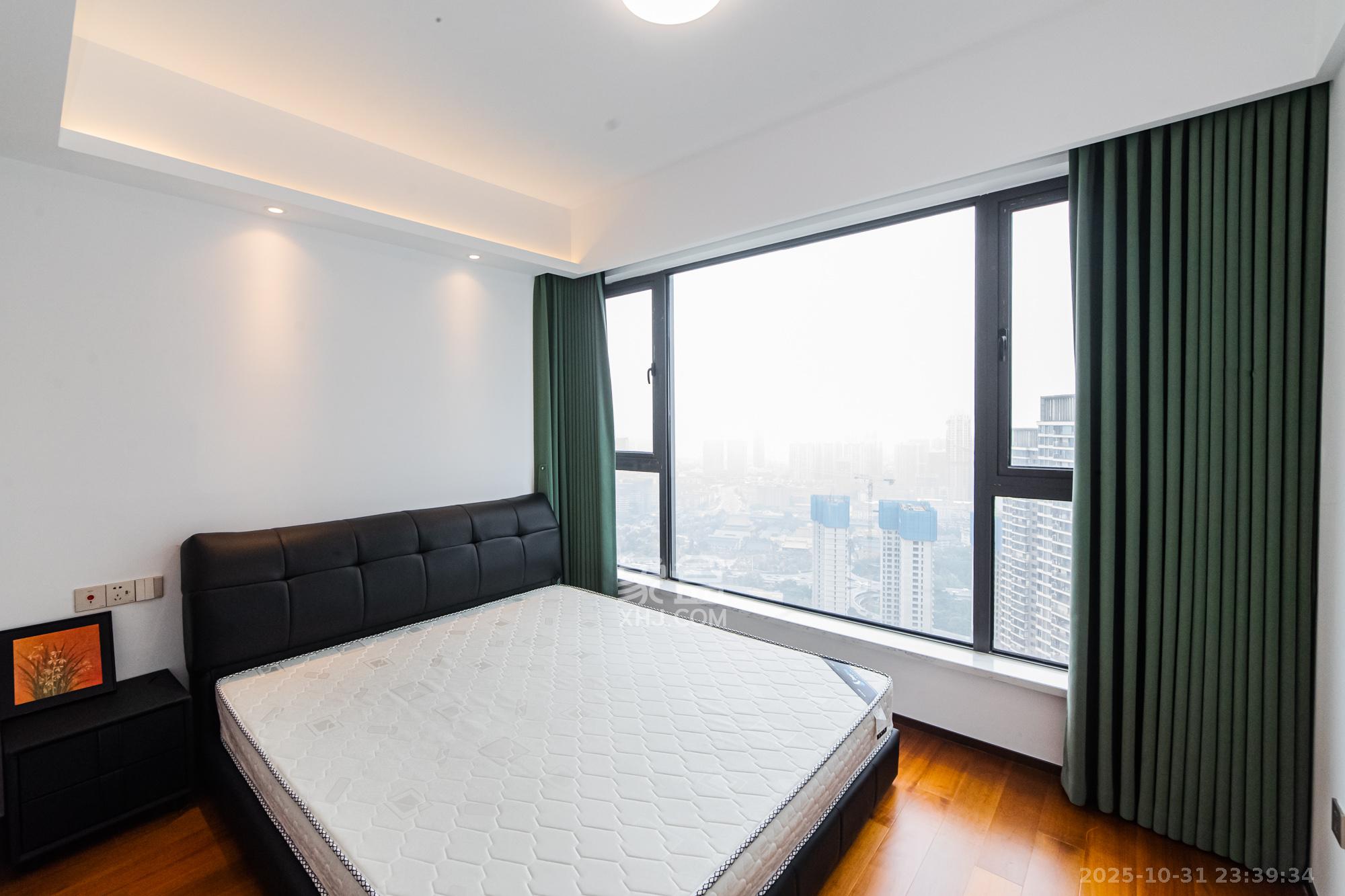 北辰瀚江府  3室2厅2卫    240.0万卧室