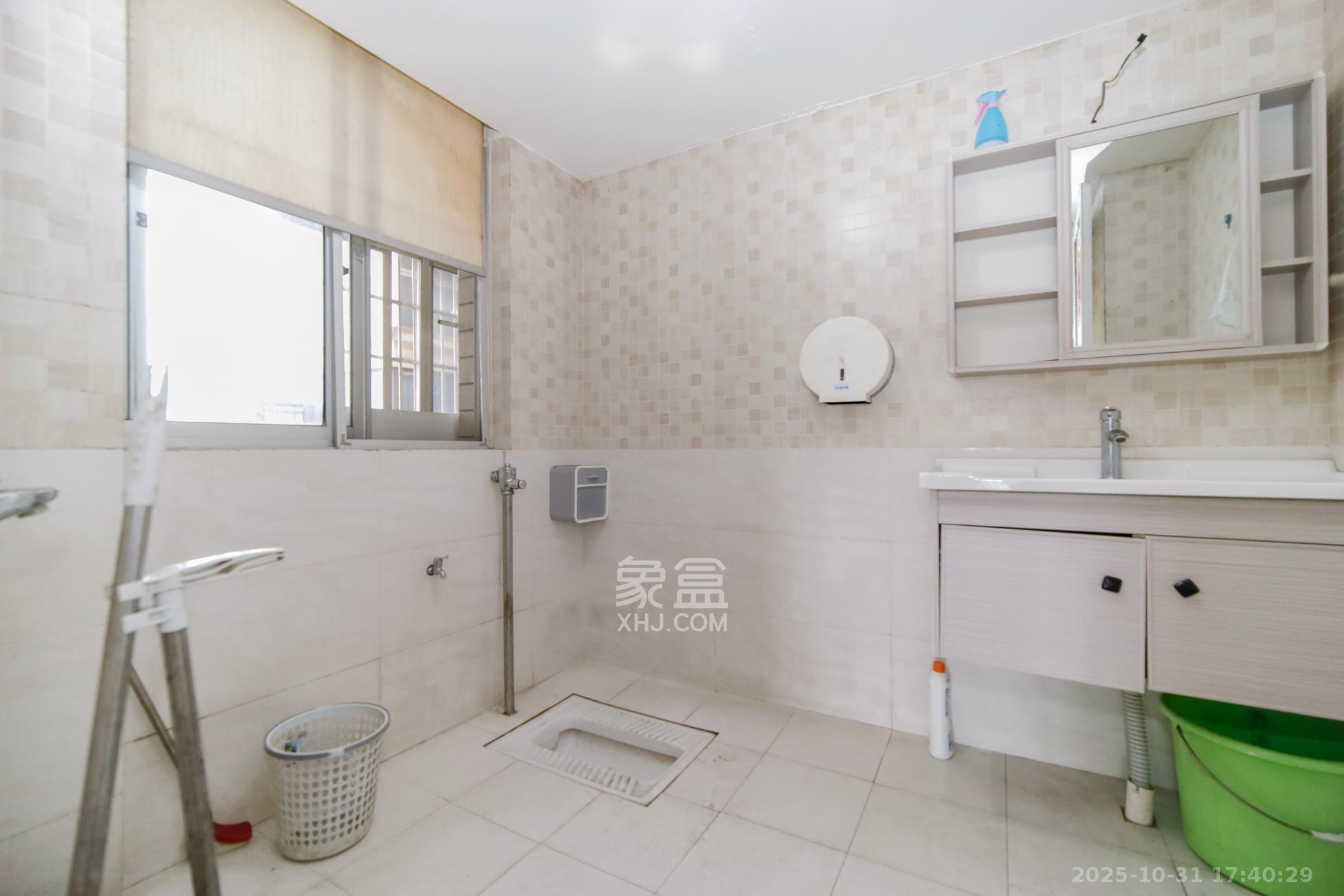 路桥大厦  4室2厅2卫    125.0万卫生间