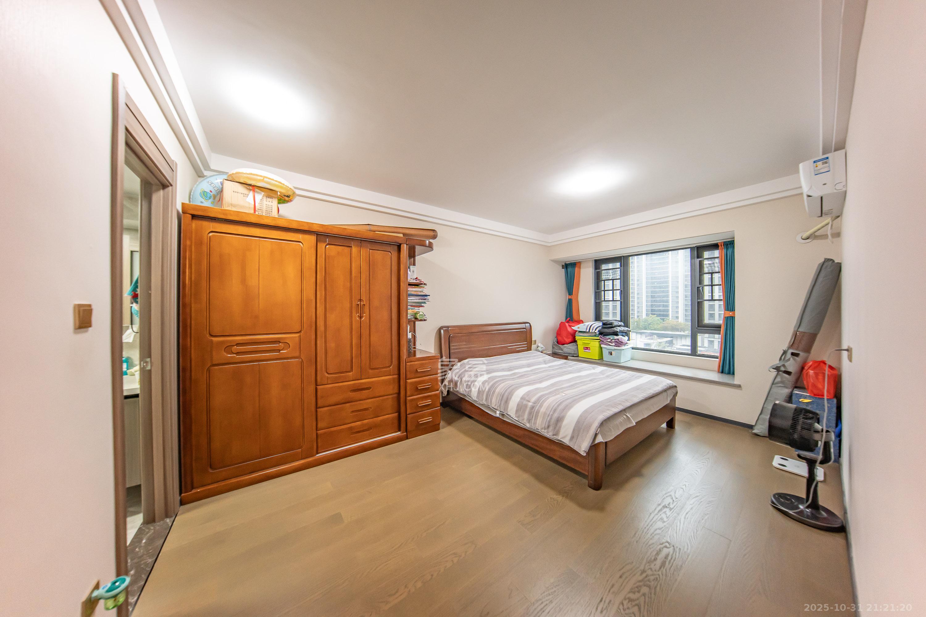 中海阅麓山二期  3室2厅2卫    170.0万卧室