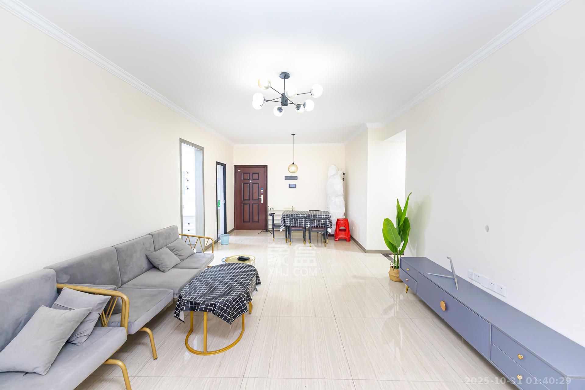 勤诚达境界城  4室2厅2卫    123.0万客厅