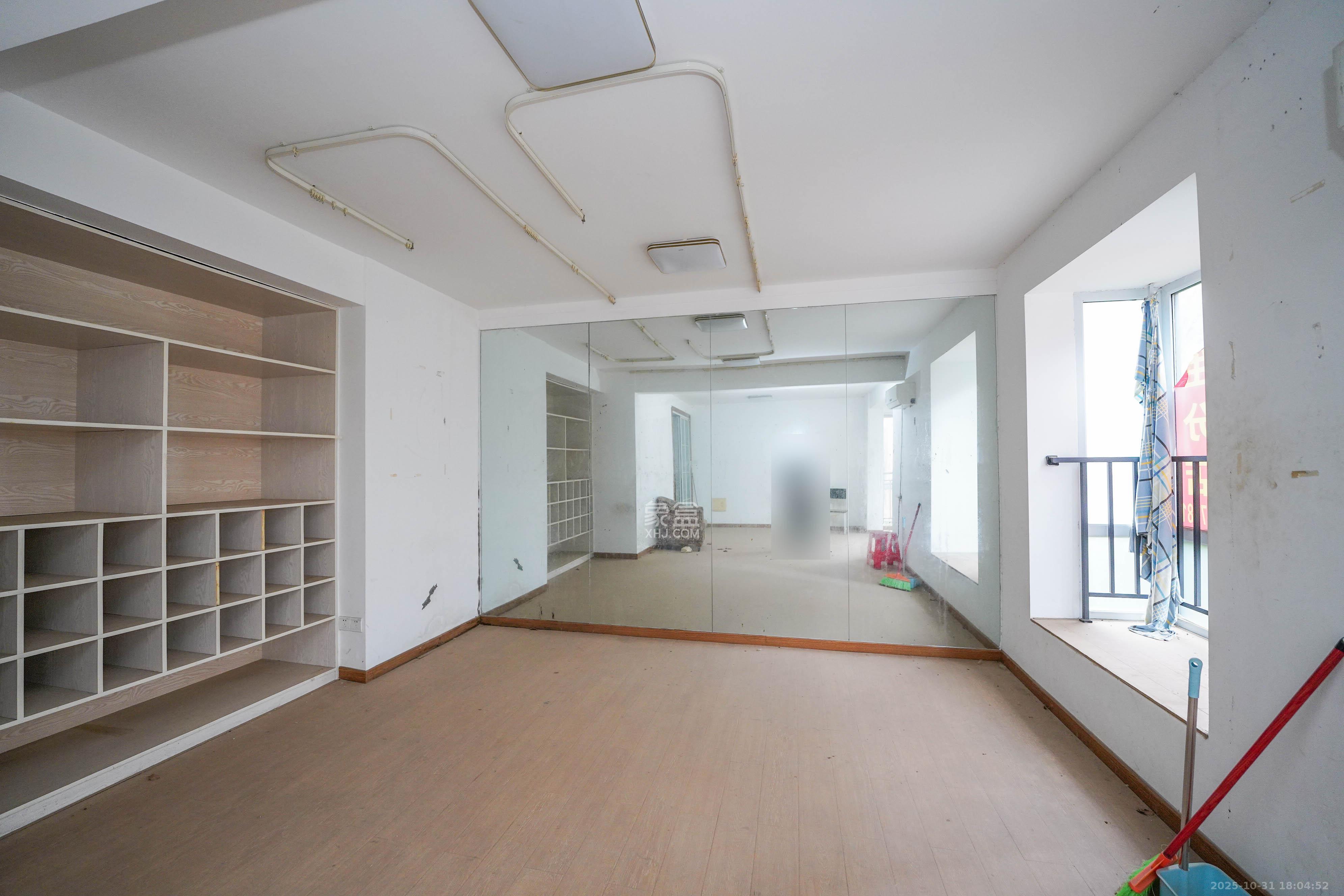 丽发新城  3室2厅2卫    82.8万卧室