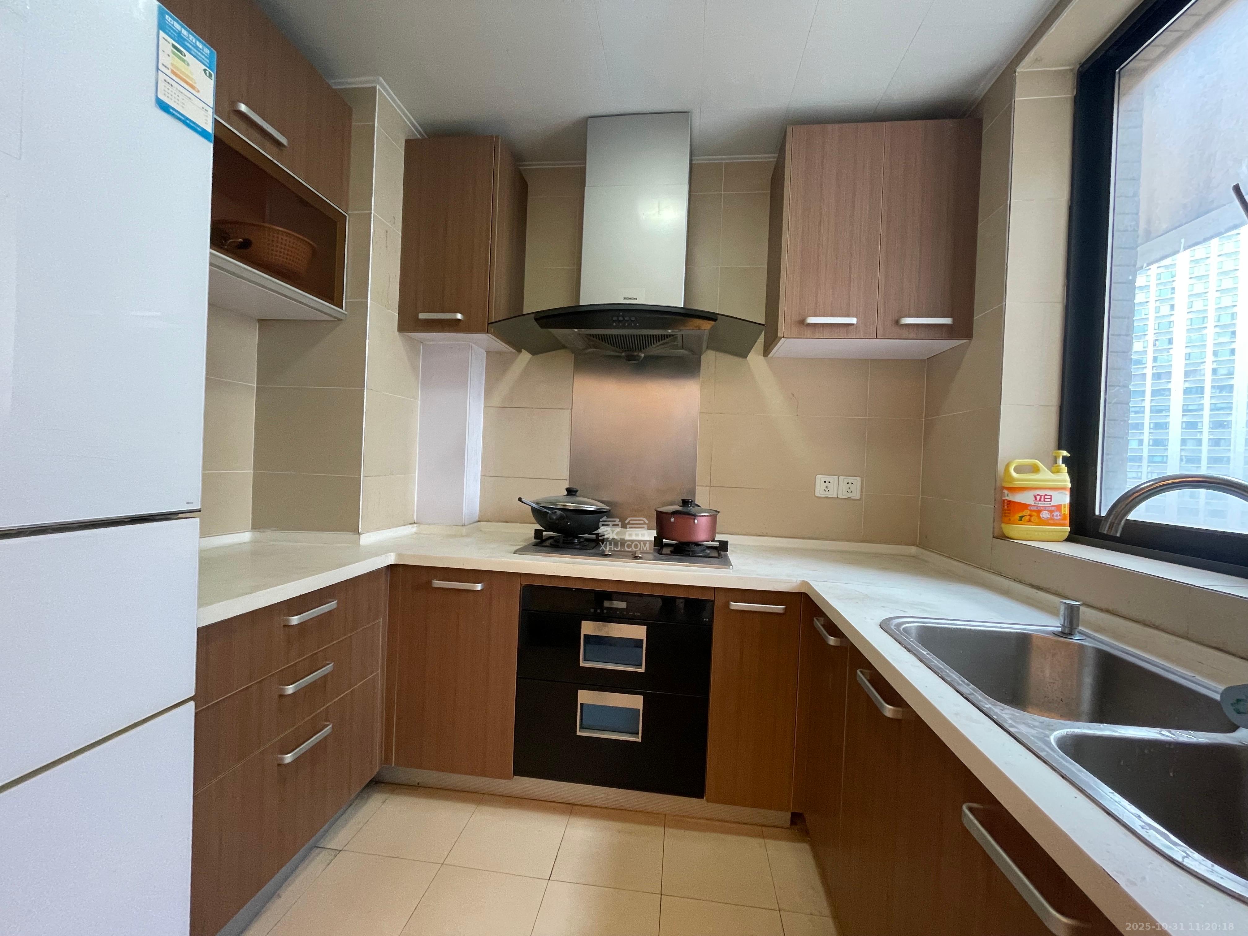 藏珑湖上国际花园  4室2厅2卫    4200.0元/月 藏珑湖上国际花园  4室2厅2卫    4200.0元/月室内图