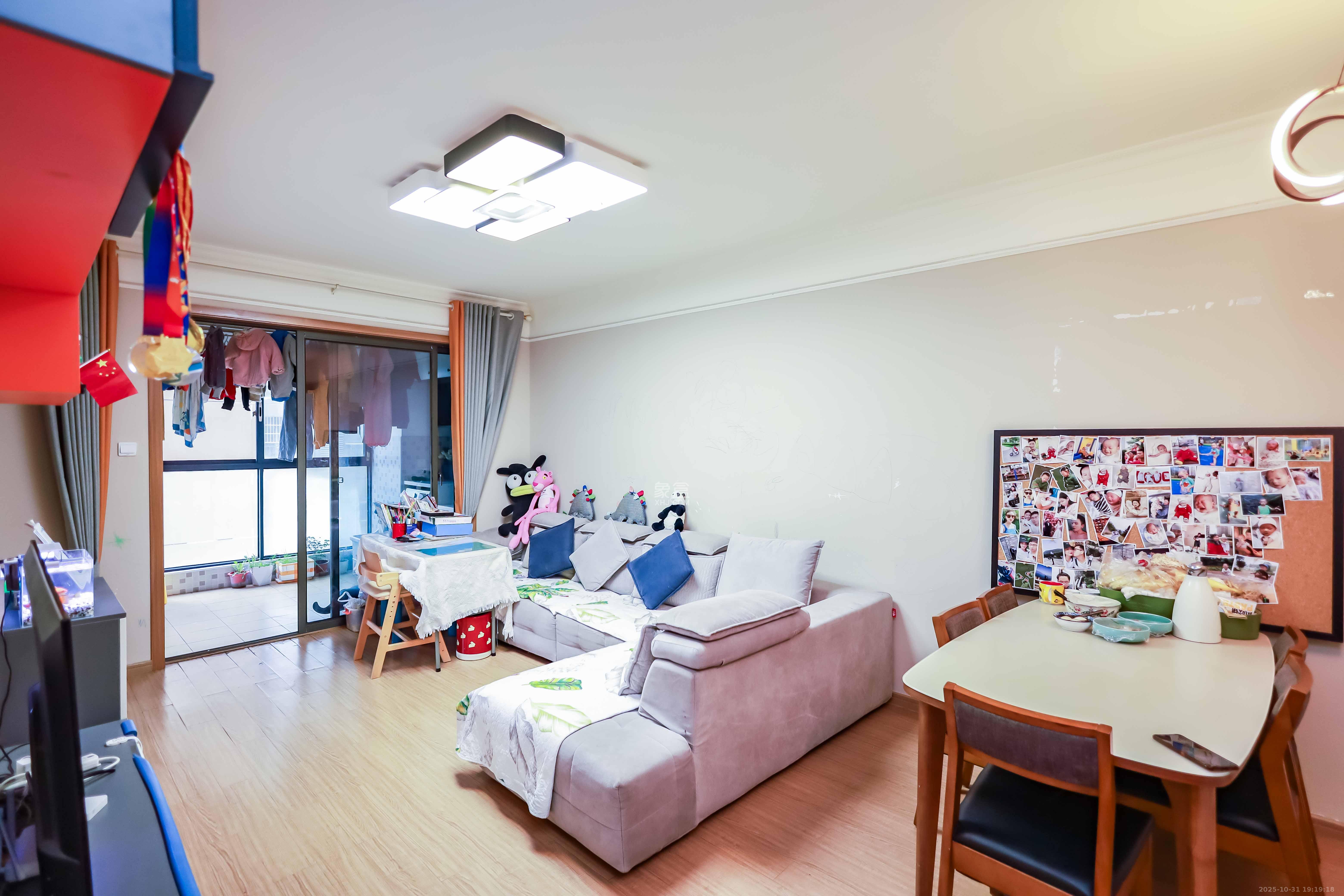 麓谷小镇  3室2厅1卫    58.8万客厅