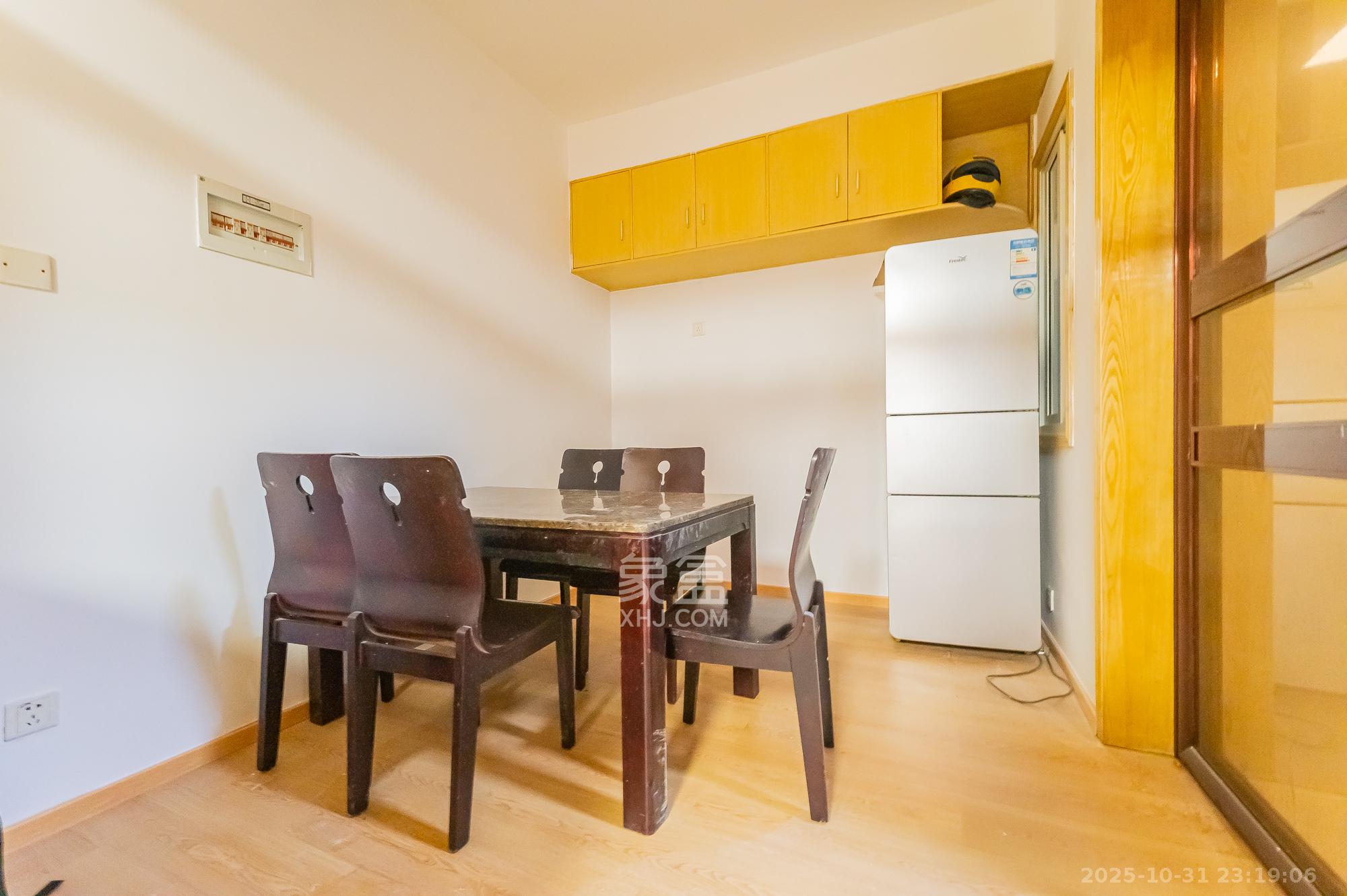 景上鑫苑  3室2厅1卫    56.0万 景上鑫苑  3室2厅1卫    56.0万客厅