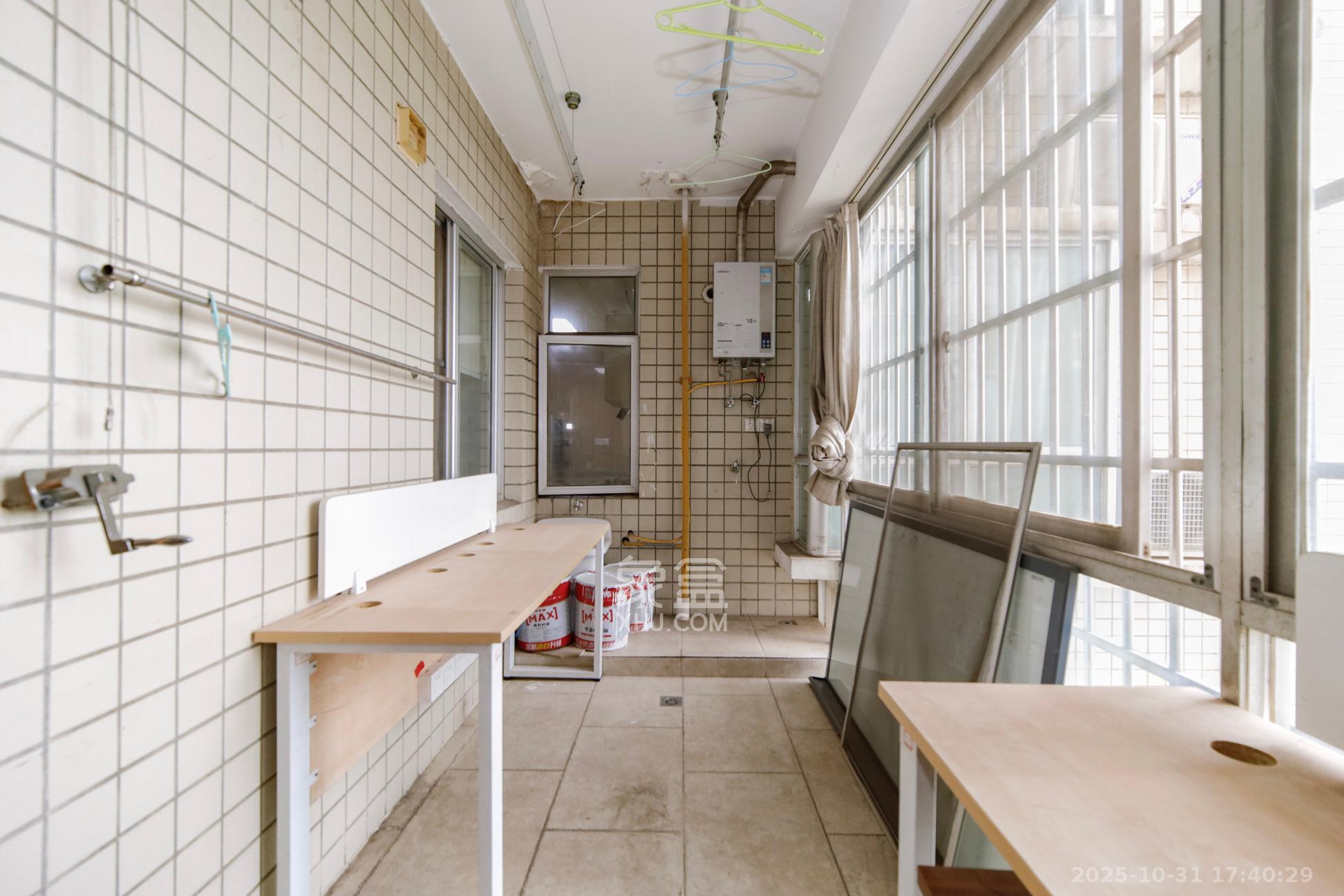 路桥大厦  4室2厅2卫    125.0万阳台