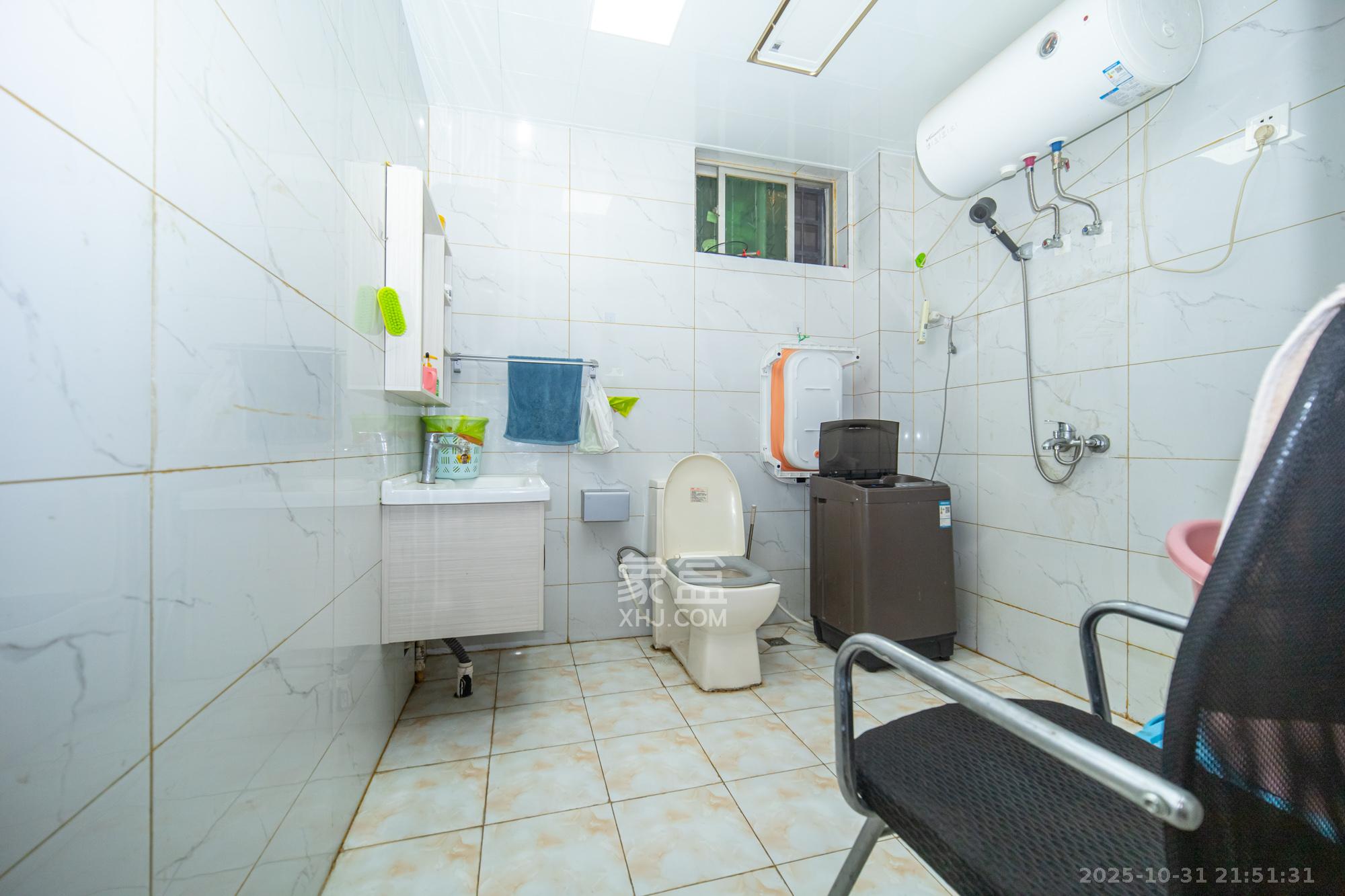 中南汽车世界  3室2厅2卫    39.8万卫生间