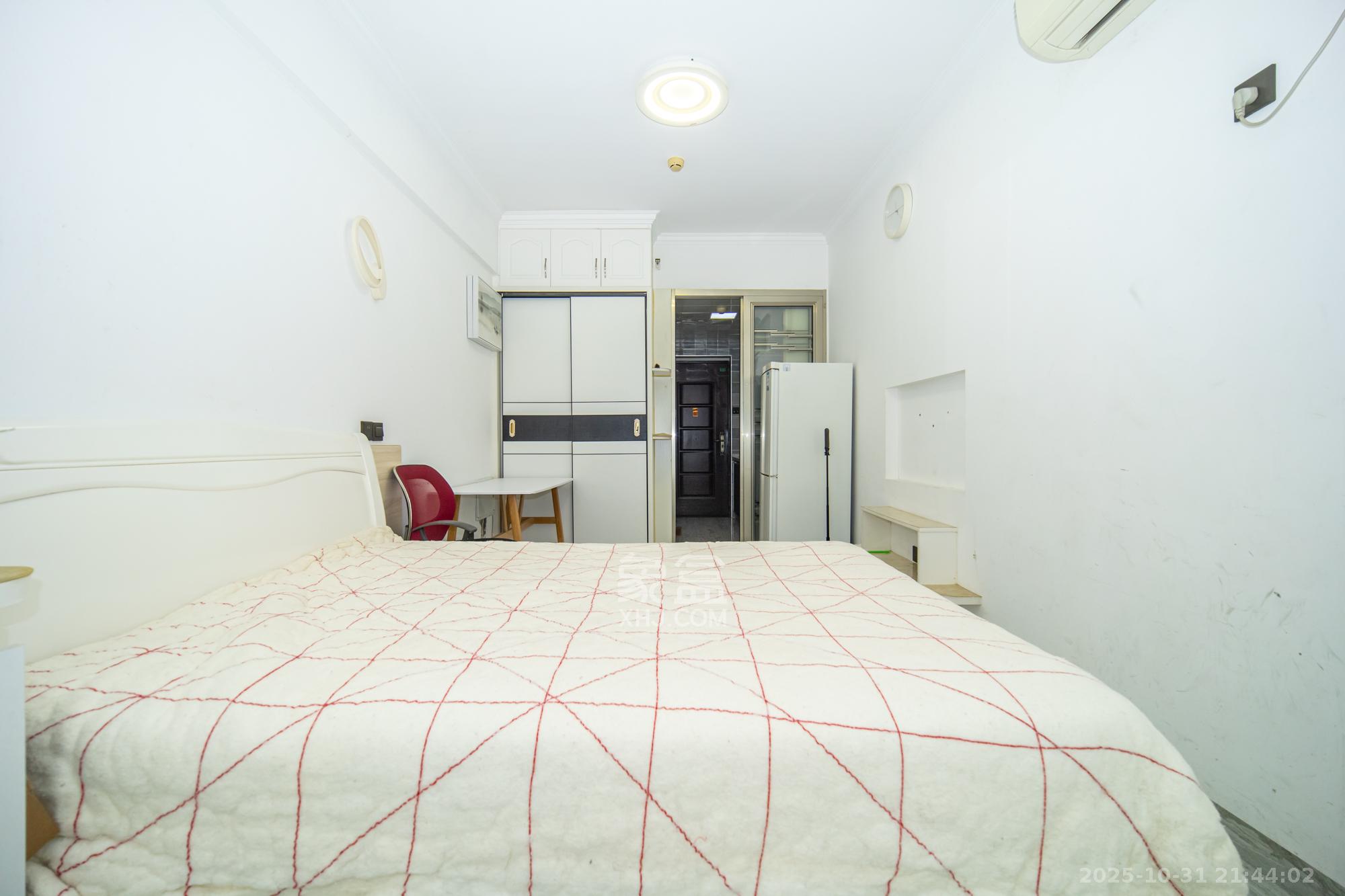 金科时代中心 1室1厅1卫 13.8万 金科时代中心 1室1厅1卫 13.8万客厅