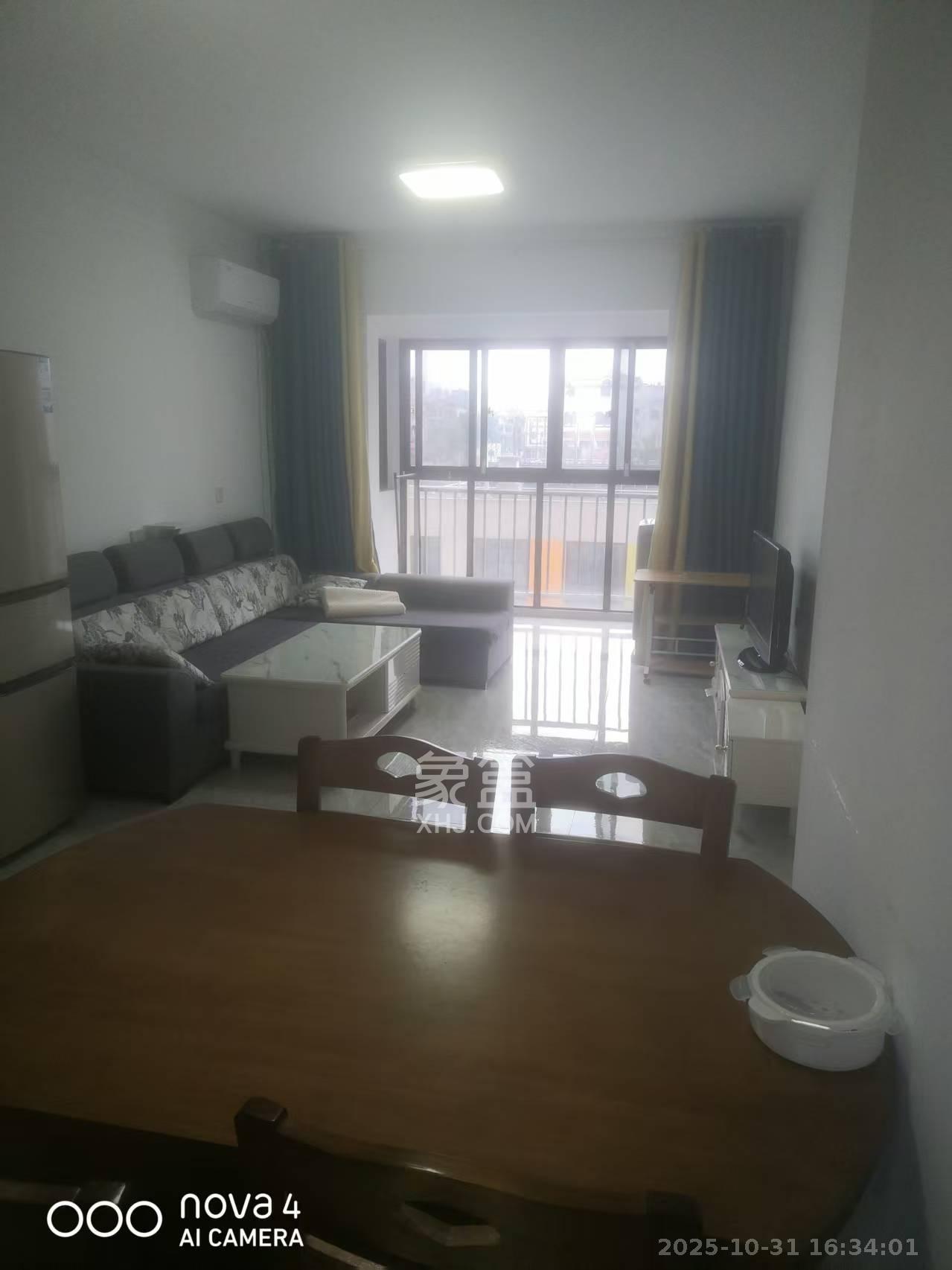 华润置地广场二期  3室2厅2卫    2200.0元/月