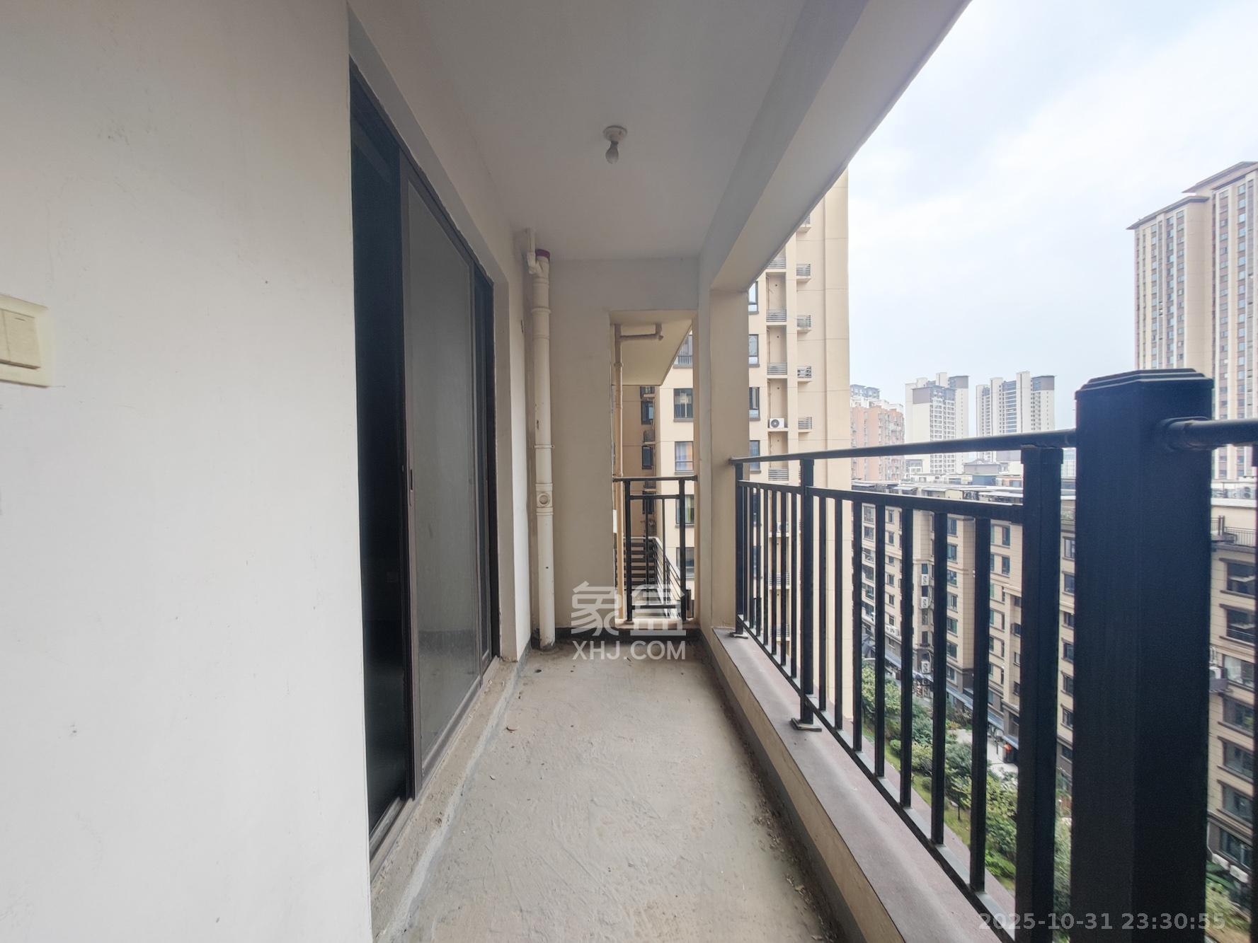 合能枫丹丽舍（柏悦名苑)  4室2厅2卫    125.0万阳台