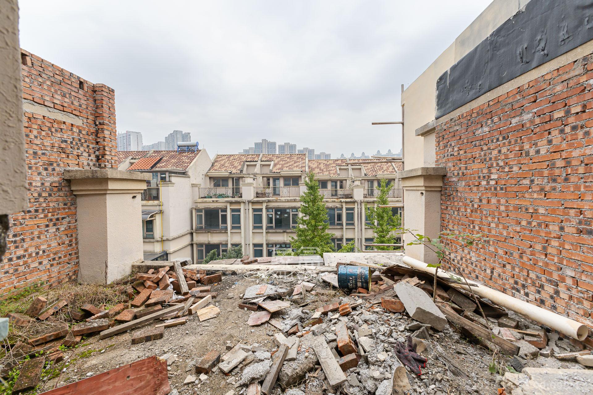 盈峰翠邸 4室3厅1卫 168.0万 盈峰翠邸 4室3厅1卫 168.0万阳台