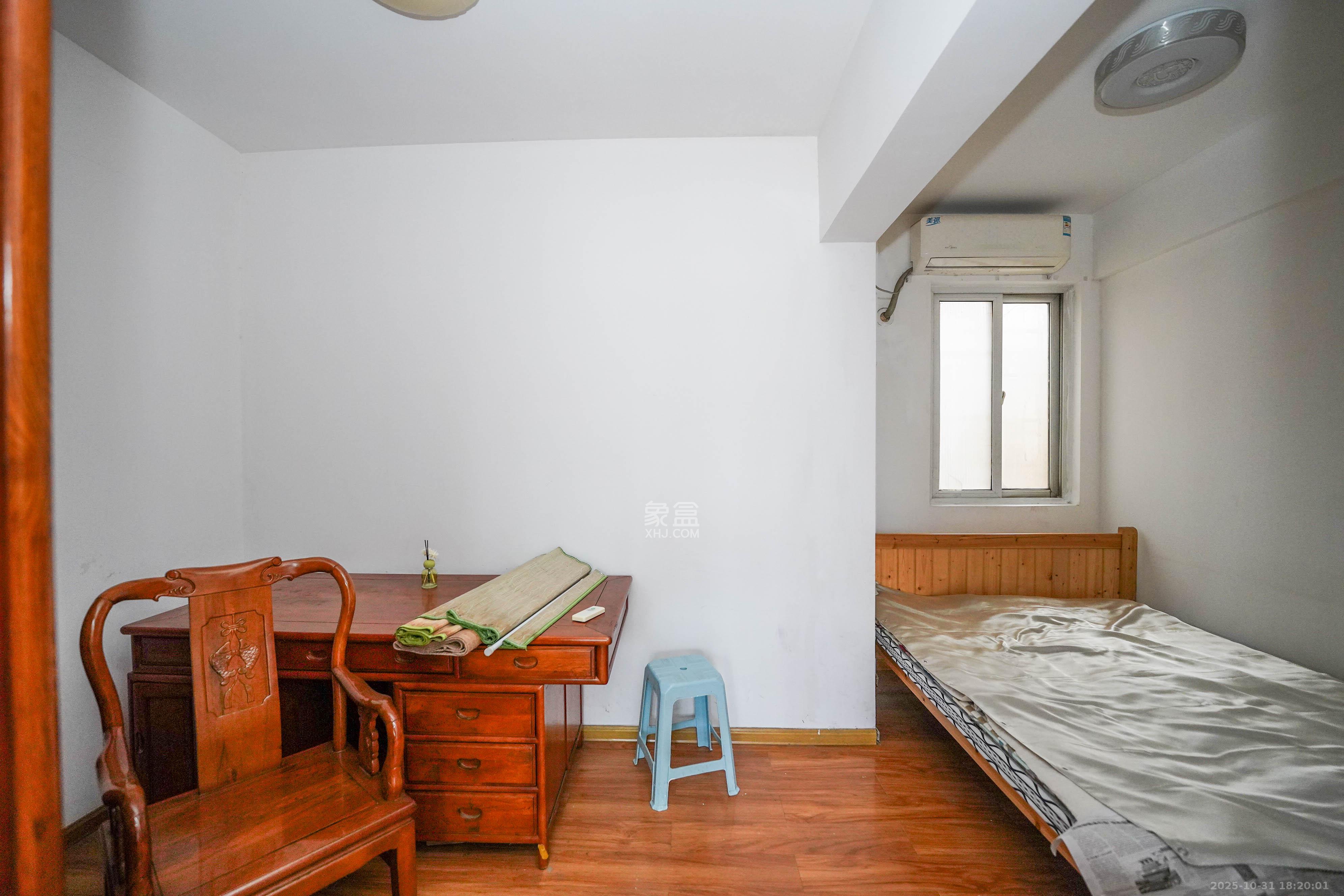 南郡雅园  4室2厅2卫    62.0万卧室