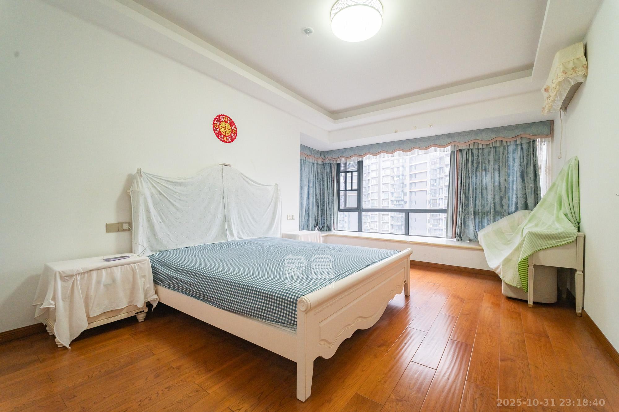 恒基凯旋门一二期  4室2厅2卫    158.8万卧室