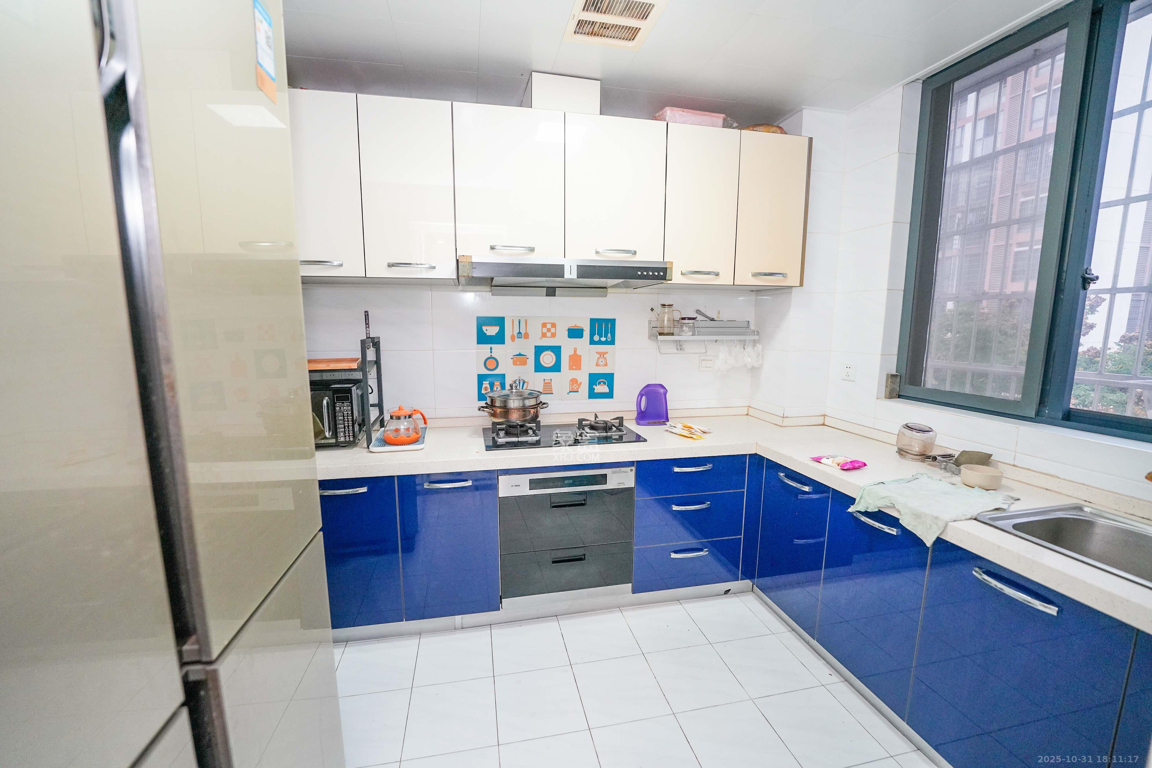 黑金时代广场  4室2厅2卫    98.0万厨房