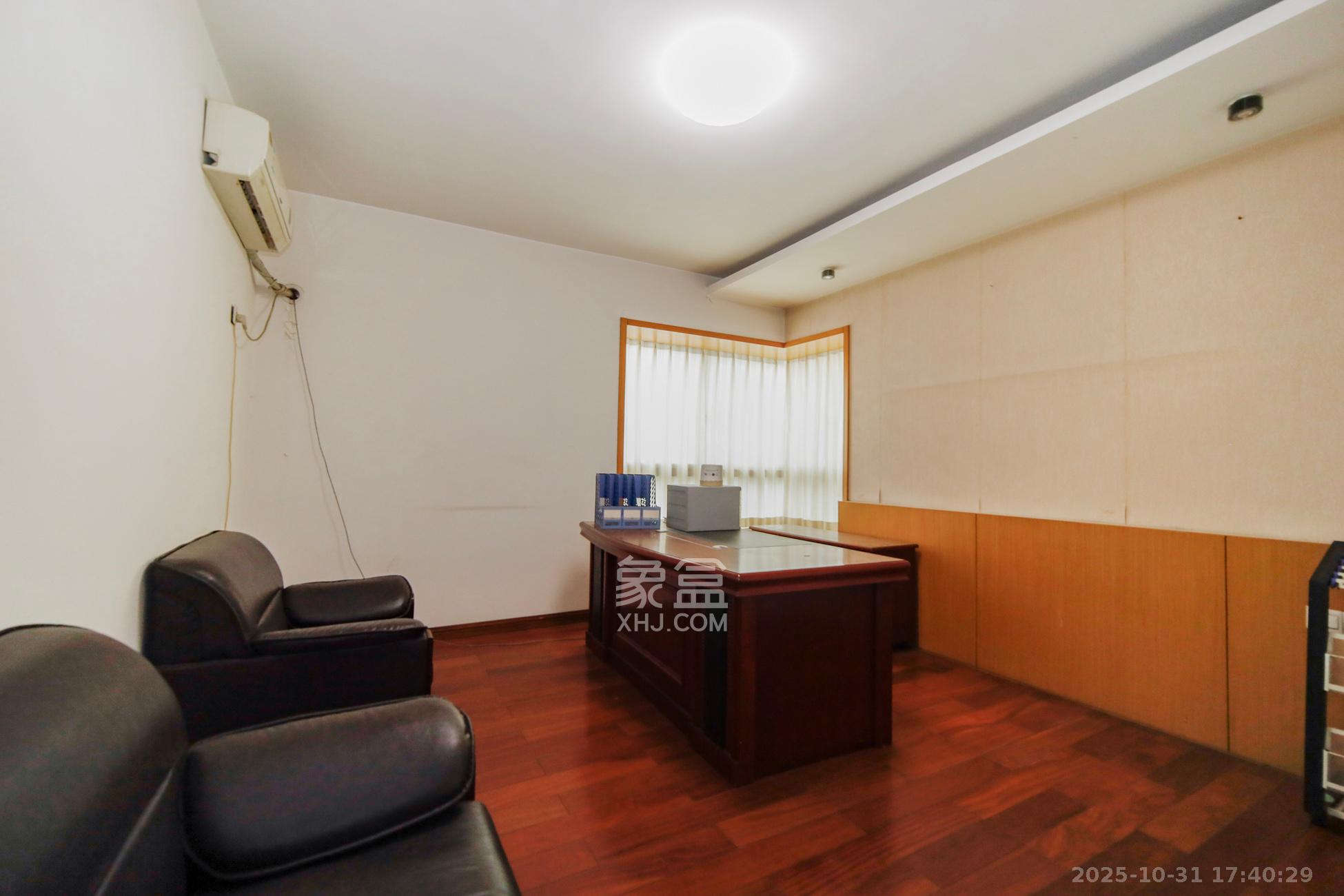 路桥大厦  4室2厅2卫    125.0万卧室