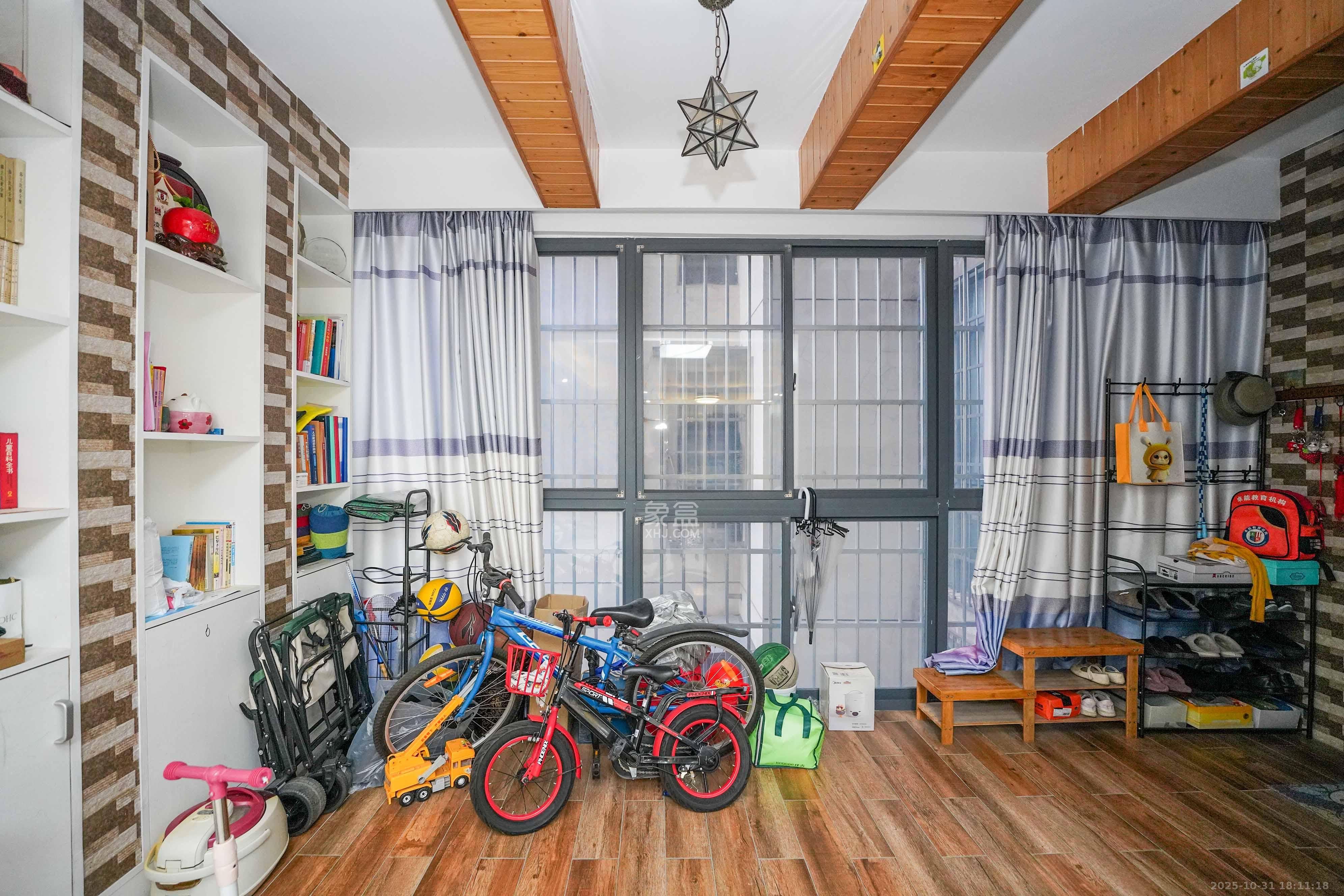 黑金时代广场 4室2厅2卫 98.0万 黑金时代广场 4室2厅2卫 98.0万阳台