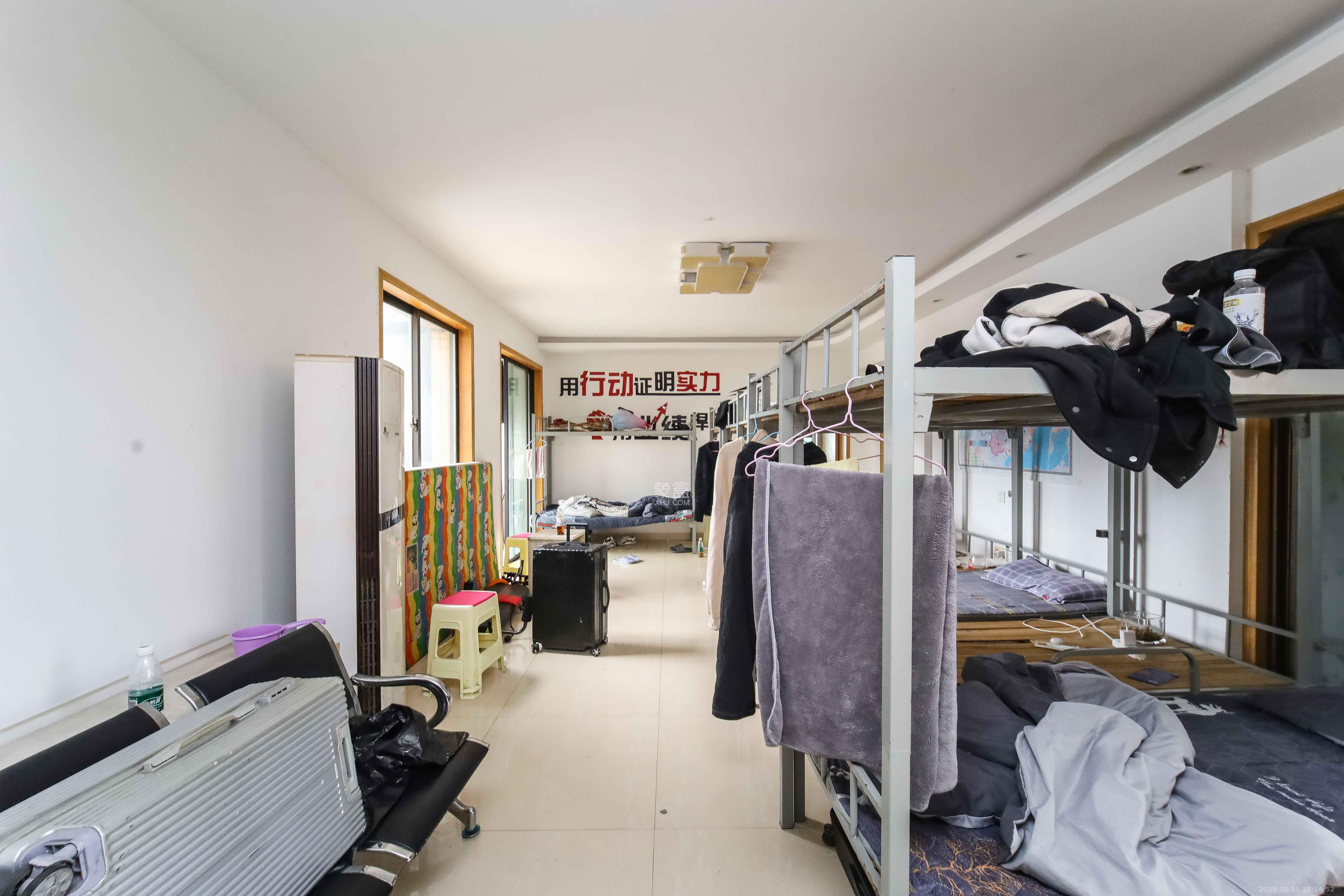 锦湘国际星城三期（锦绣苑）  3室2厅1卫    78.0万客厅