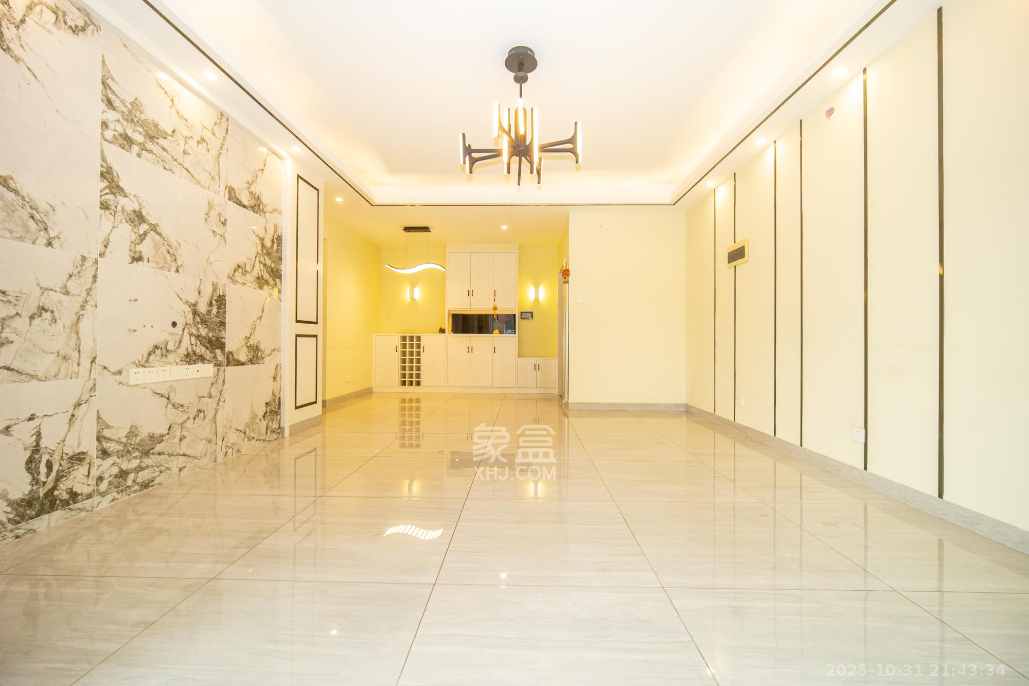 楚天世纪城西苑  3室2厅2卫    79.8万客厅