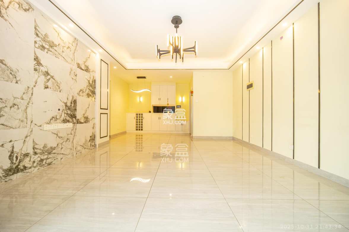 楚天世纪城西苑  3室2厅2卫    79.8万 楚天世纪城西苑  3室2厅2卫    79.8万客厅