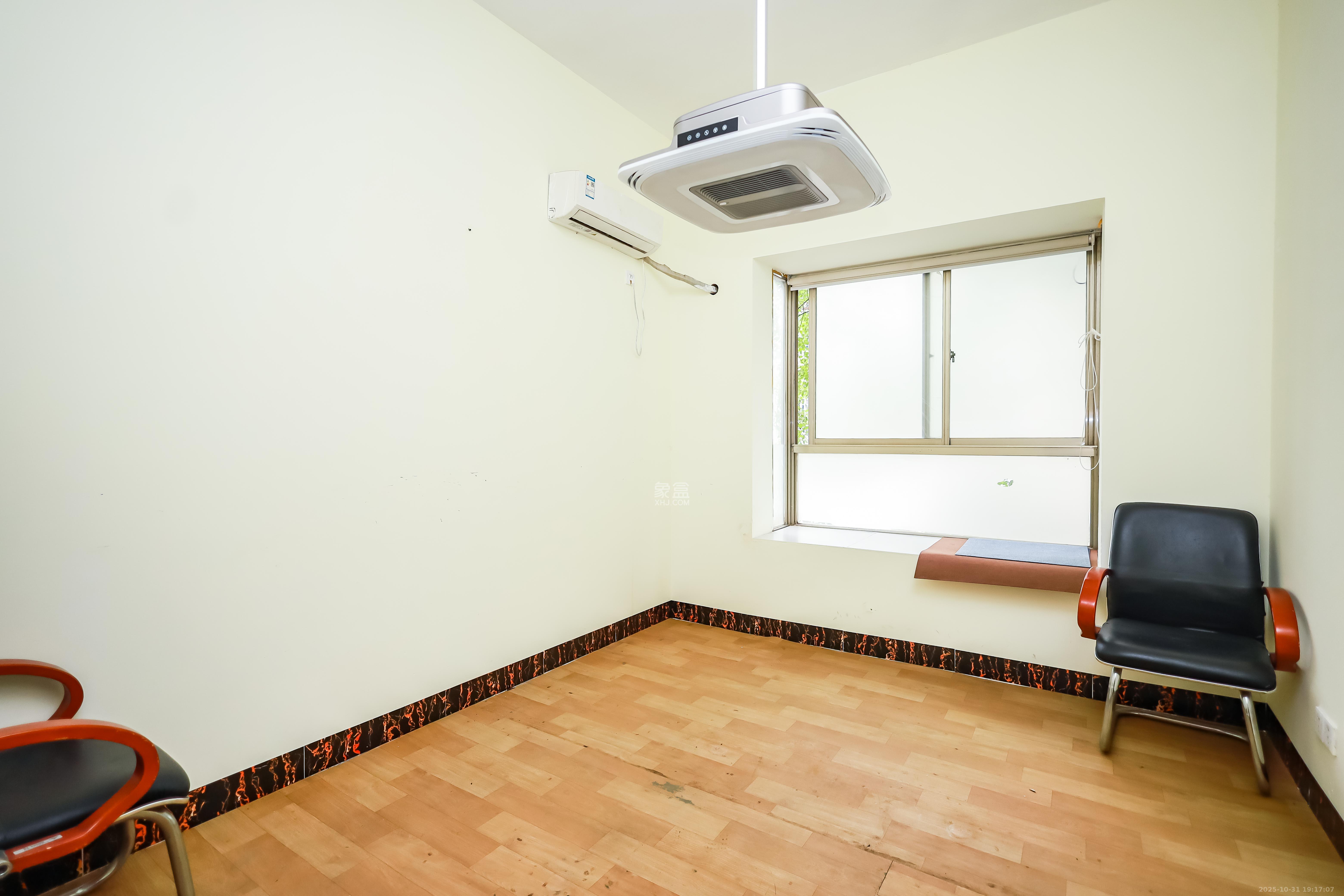 金峰小区南院 5室2厅2卫 138.0万 金峰小区南院 5室2厅2卫 138.0万卧室