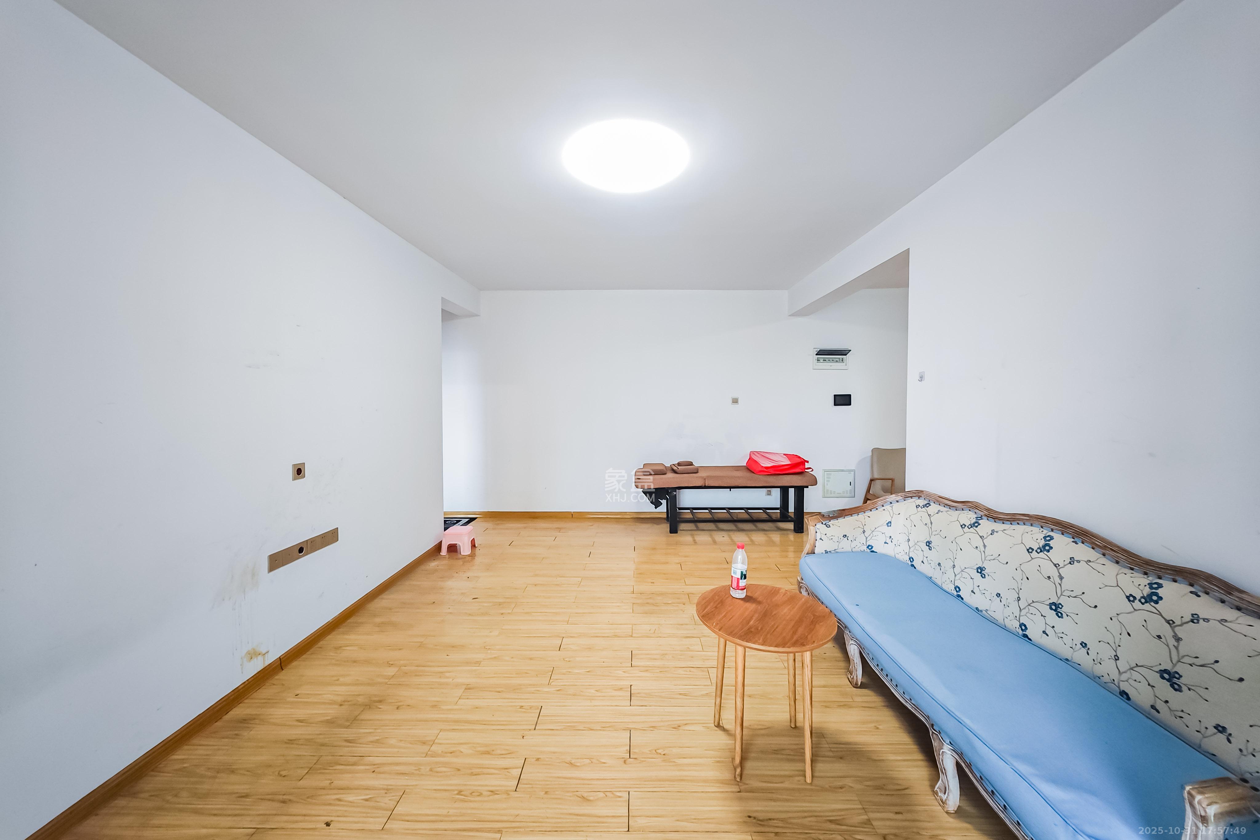 兴旺双铁城  2室2厅1卫    90.0万