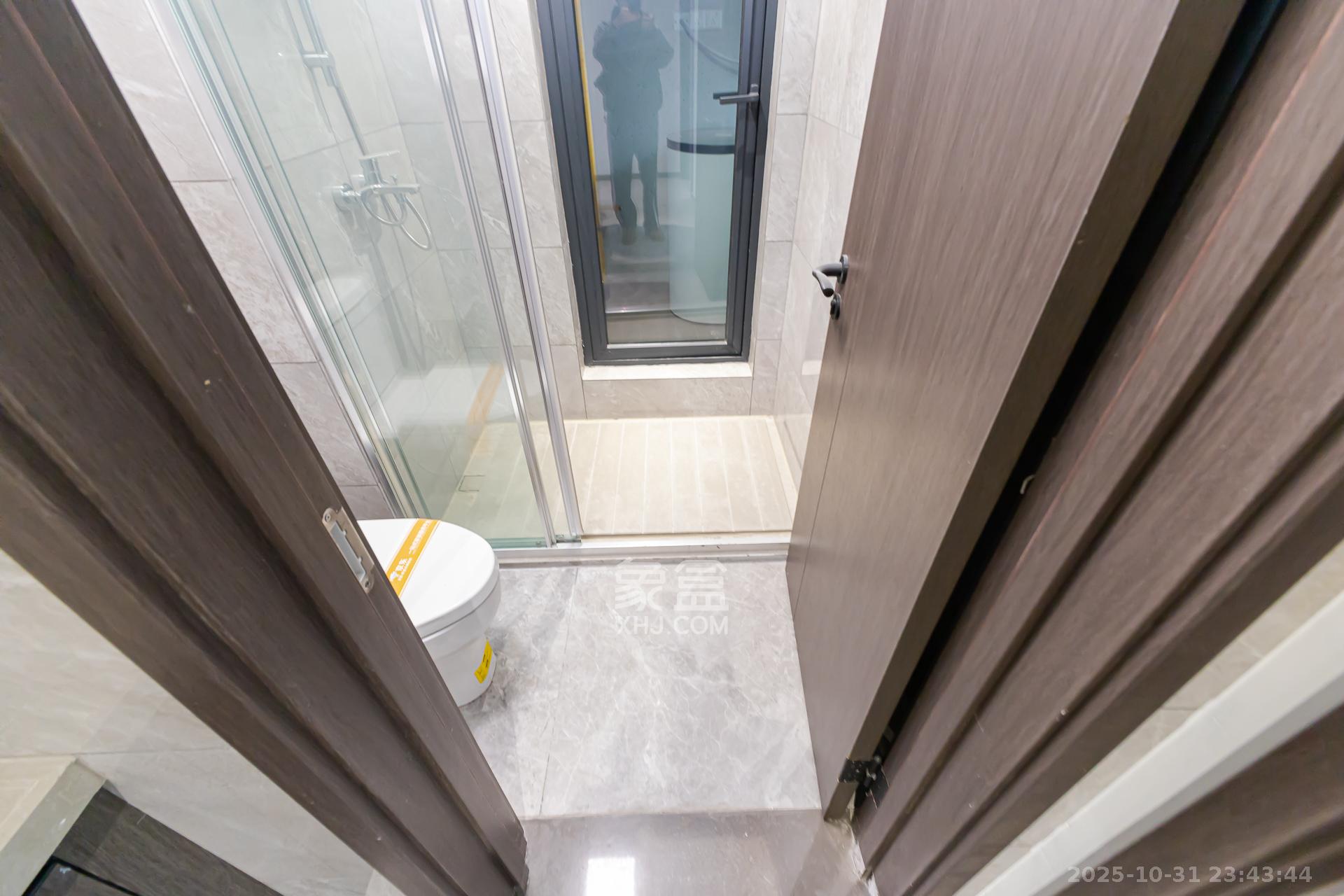 越秀湘江星汇城三期  4室2厅3卫    245.0万卫生间