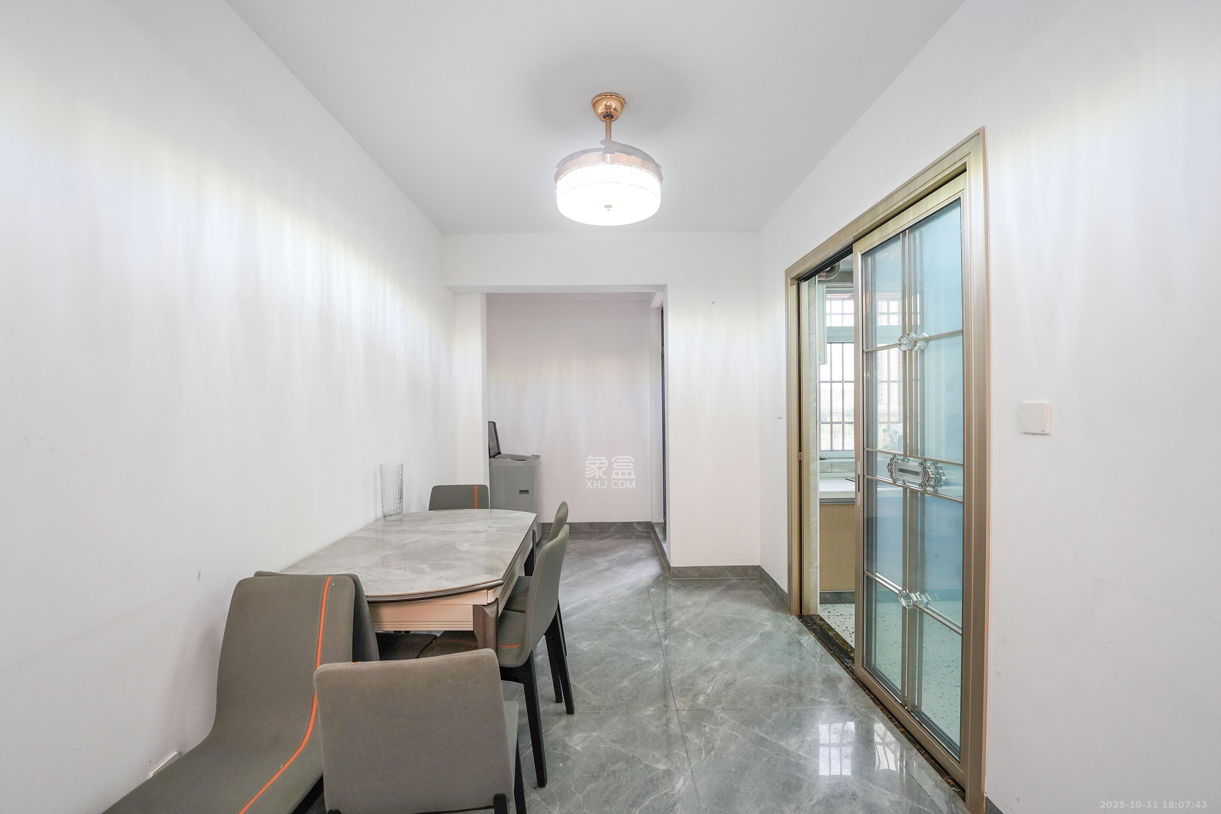 凯富南方鑫城 4室2厅2卫 80.0万 凯富南方鑫城 4室2厅2卫 80.0万客厅