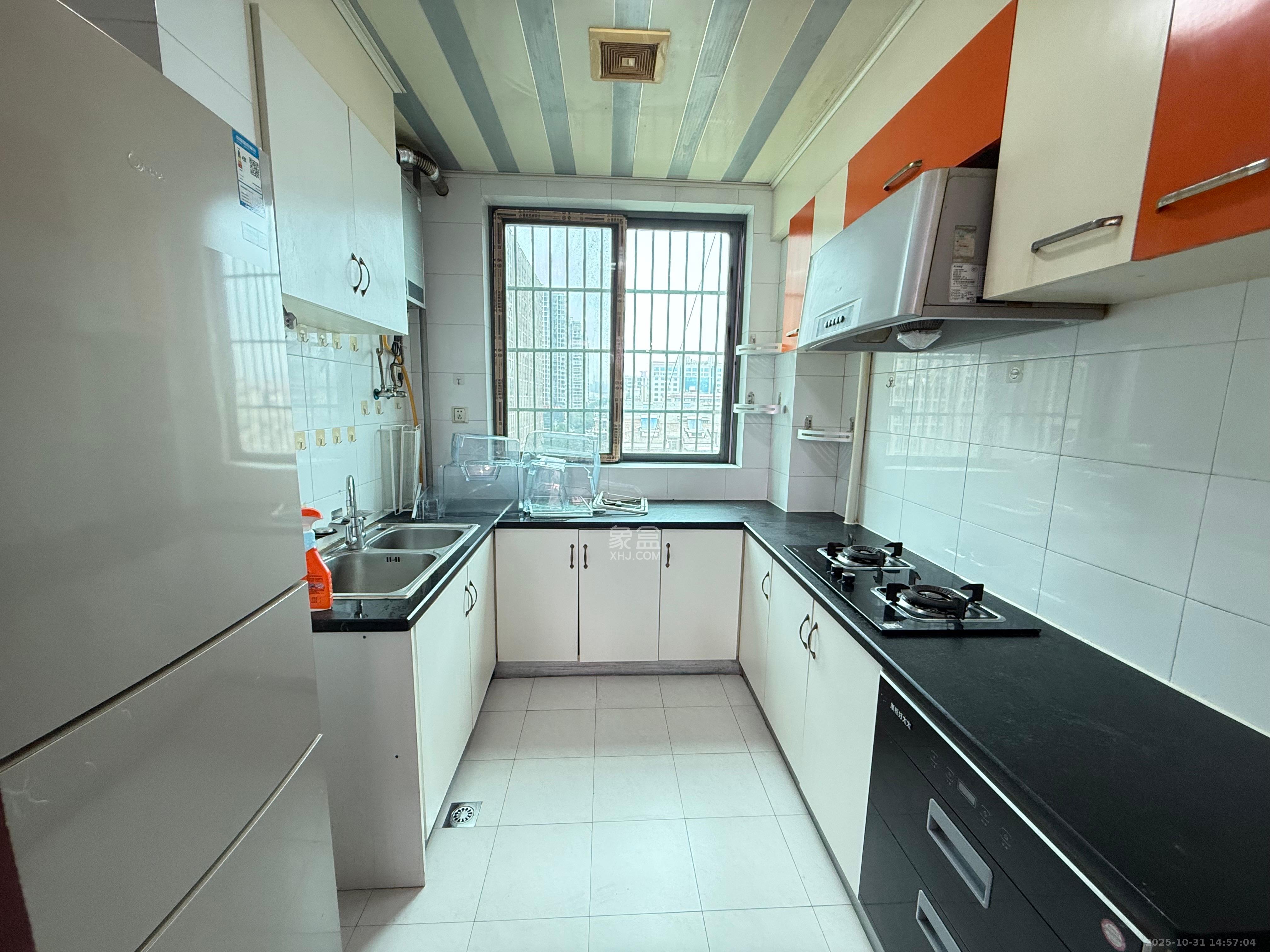 天峰名苑  3室2厅2卫    2800.0元/月室内图